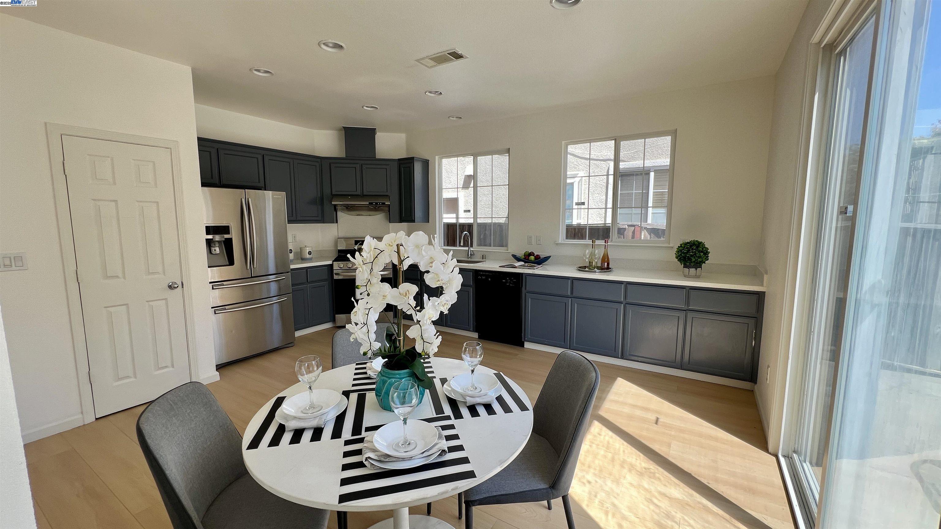 Detail Gallery Image 6 of 28 For 1028 Landmark Ct, Richmond,  CA 94806 - 4 Beds | 2/1 Baths