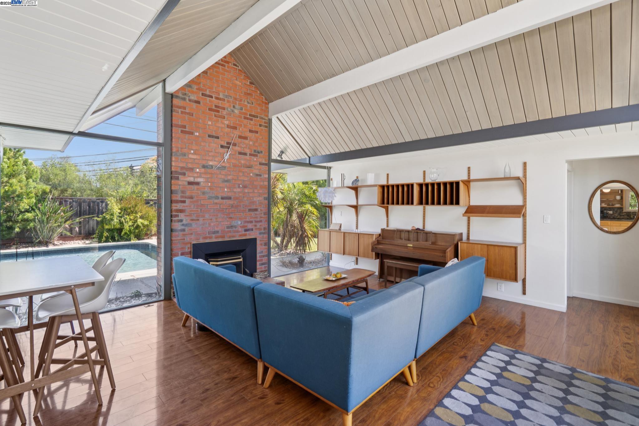 Detail Gallery Image 11 of 49 For 3767 Gainsborough Dr, Concord,  CA 94518 - 5 Beds | 2 Baths