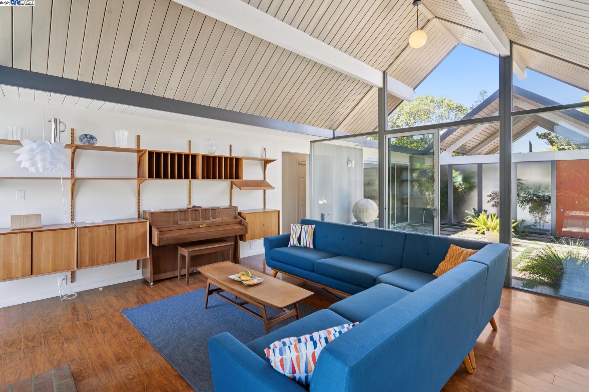 Detail Gallery Image 12 of 49 For 3767 Gainsborough Dr, Concord,  CA 94518 - 5 Beds | 2 Baths