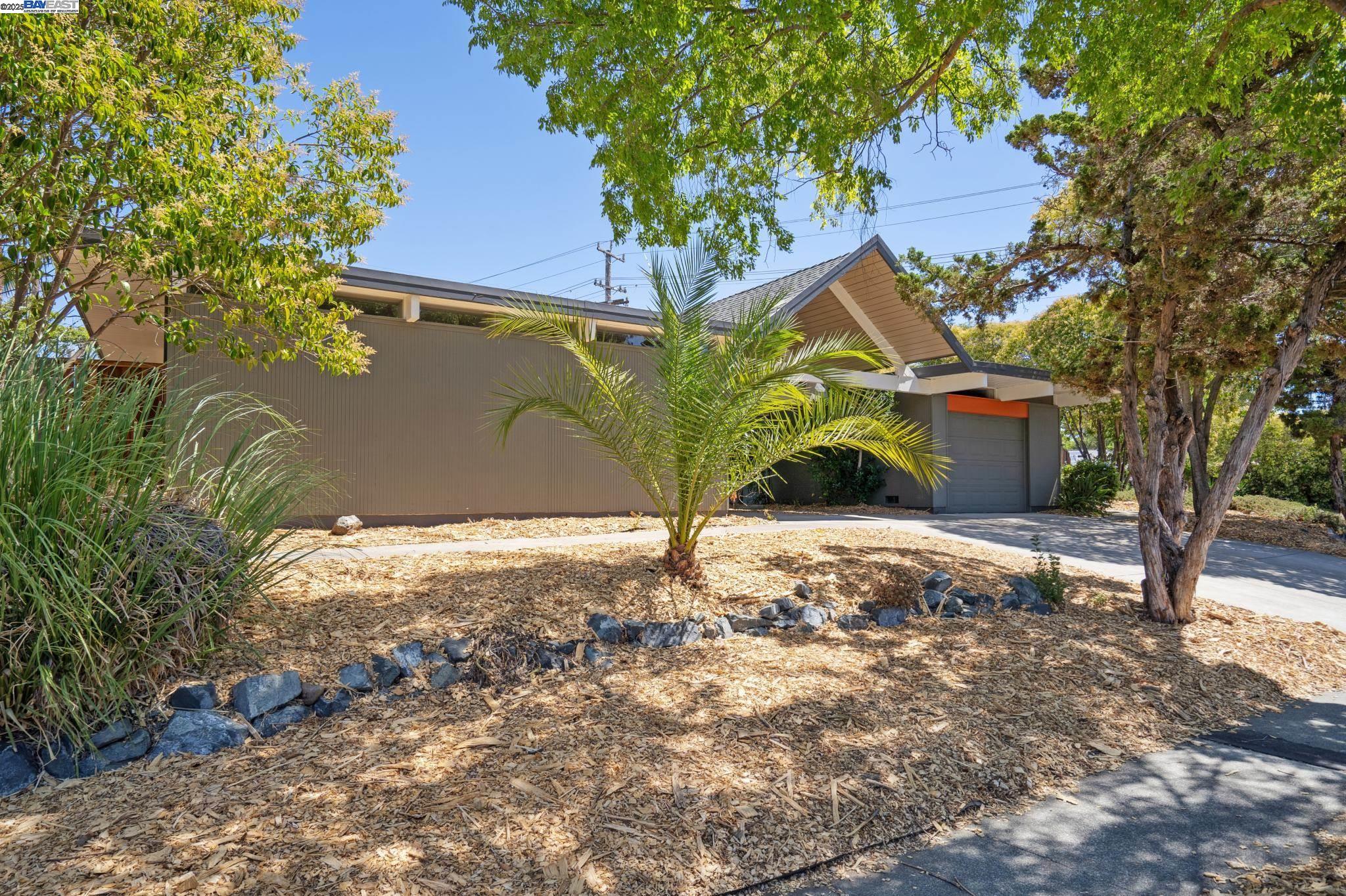 Detail Gallery Image 3 of 49 For 3767 Gainsborough Dr, Concord,  CA 94518 - 5 Beds | 2 Baths