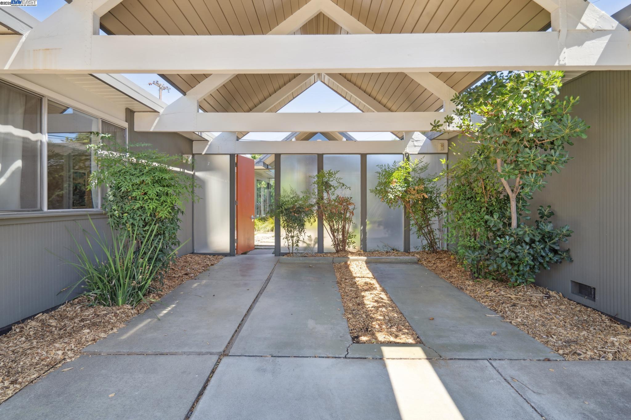 Detail Gallery Image 4 of 49 For 3767 Gainsborough Dr, Concord,  CA 94518 - 5 Beds | 2 Baths