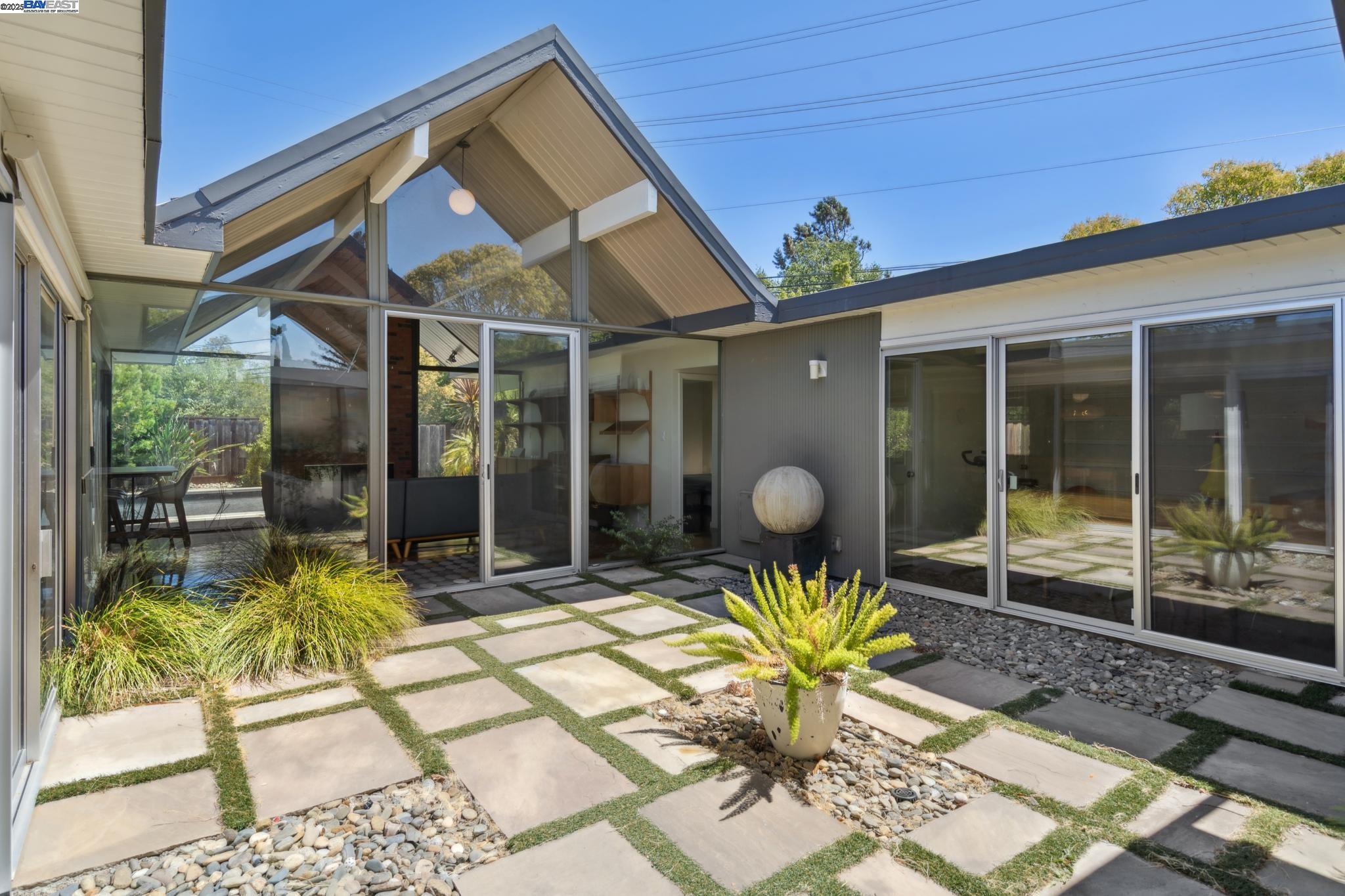 Detail Gallery Image 6 of 49 For 3767 Gainsborough Dr, Concord,  CA 94518 - 5 Beds | 2 Baths