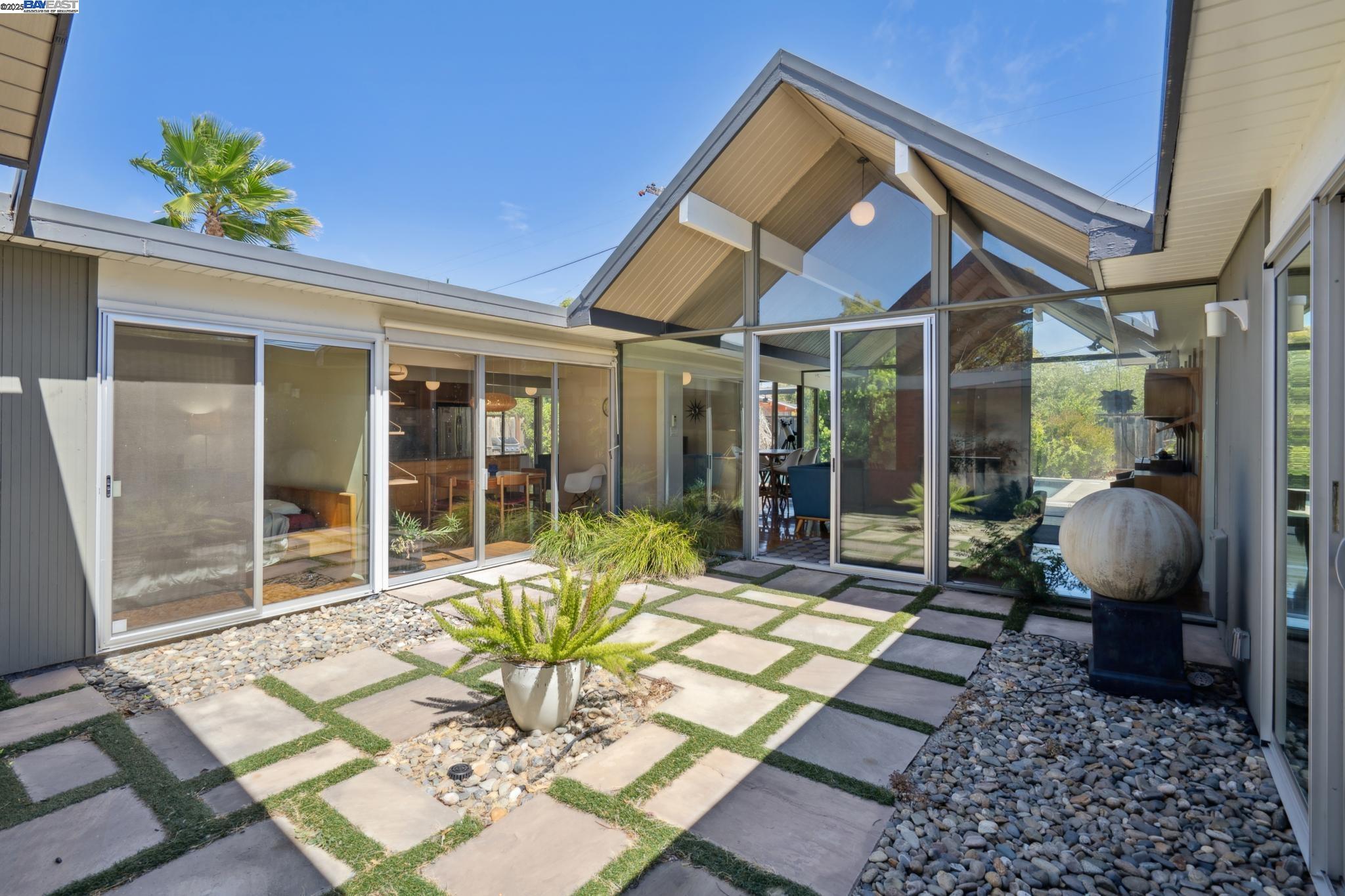 Detail Gallery Image 7 of 49 For 3767 Gainsborough Dr, Concord,  CA 94518 - 5 Beds | 2 Baths