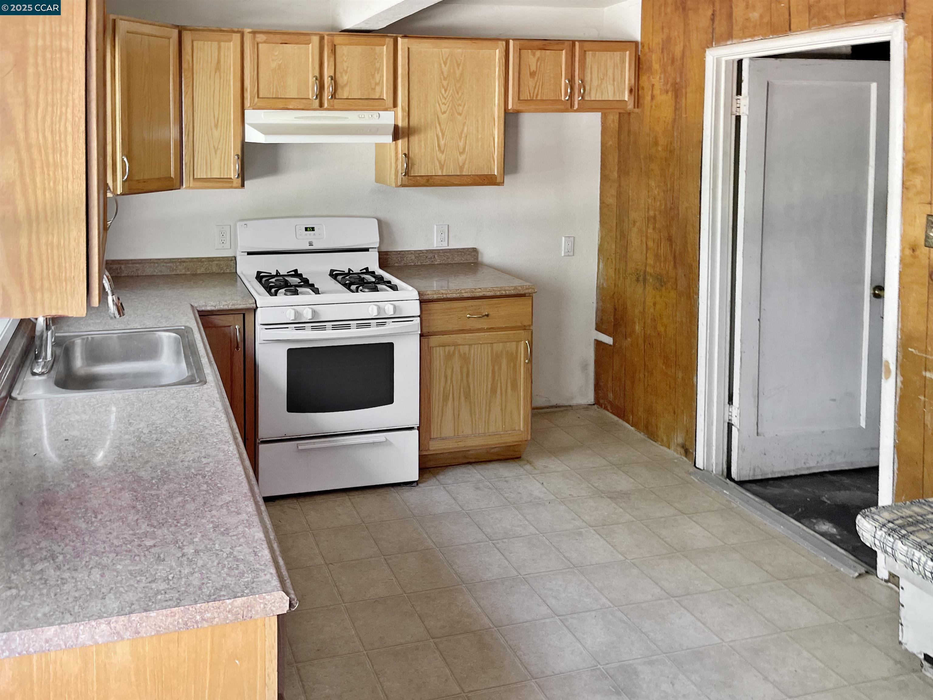 Detail Gallery Image 3 of 17 For 3107 Hacienda Dr, Concord,  CA 94519 - 3 Beds | 1 Baths