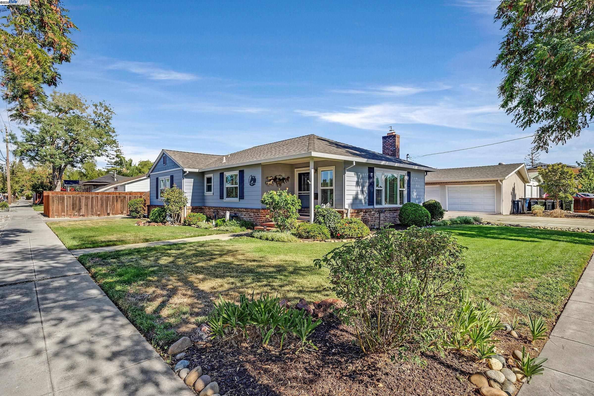 Detail Gallery Image 3 of 30 For 1815 Pine St, Livermore,  CA 94551 - 3 Beds | 1 Baths