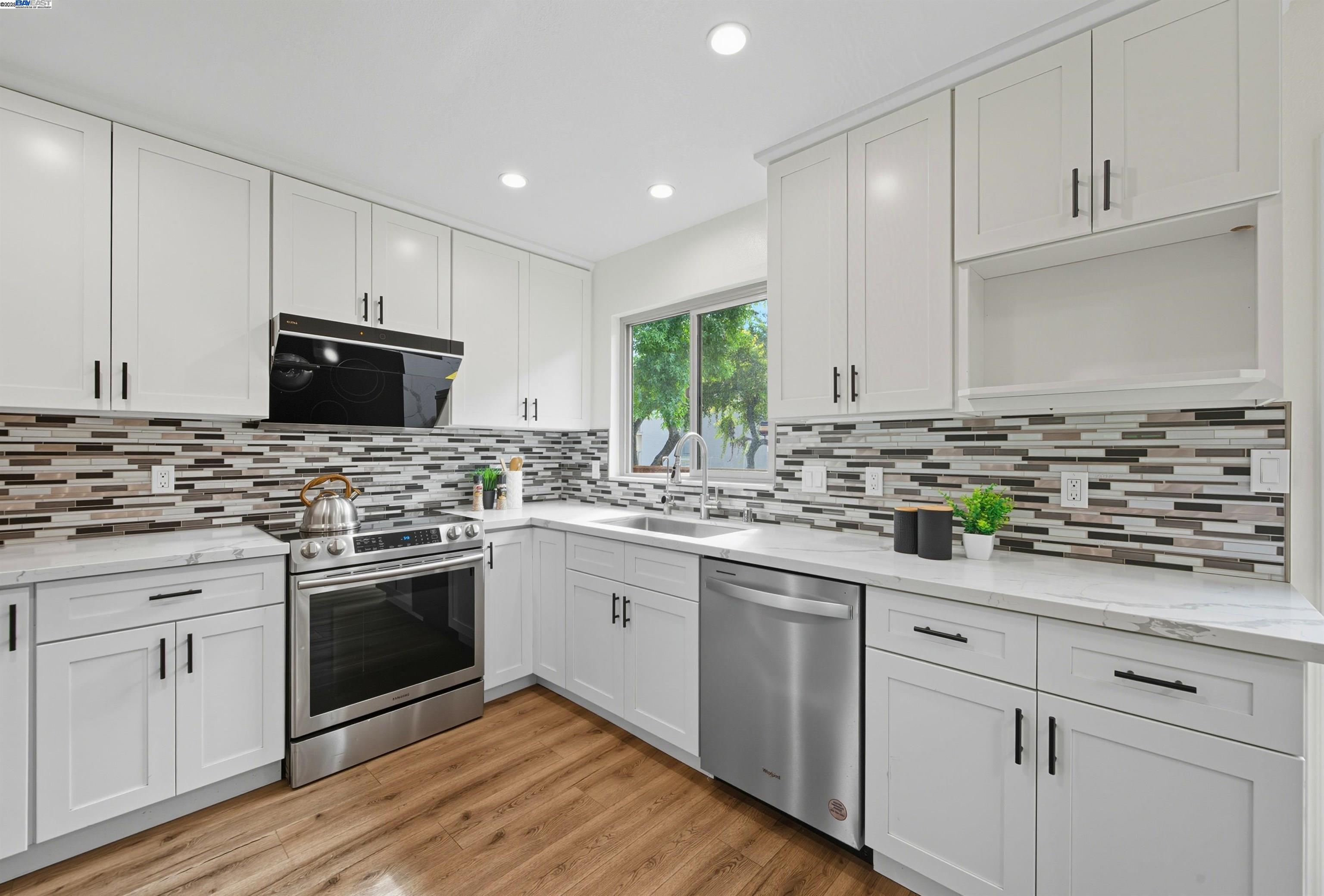 Detail Gallery Image 7 of 44 For 3923 Wildflower Cmn, Fremont,  CA 94538 - 4 Beds | 2/1 Baths