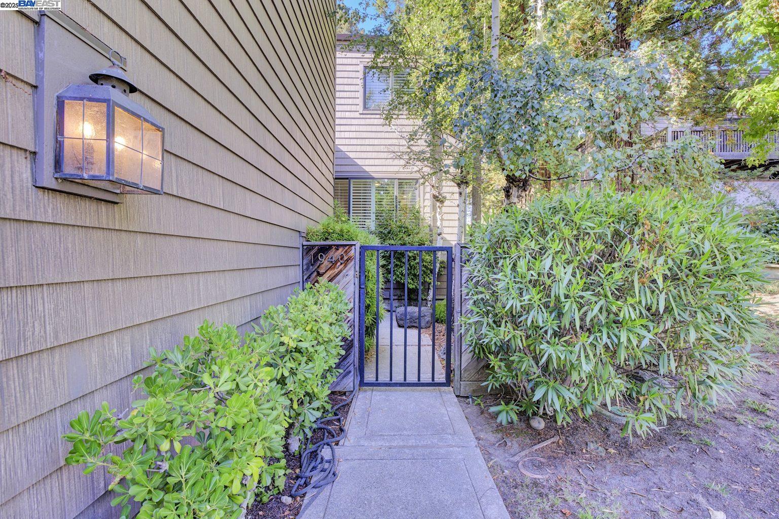 Detail Gallery Image 3 of 47 For 1940 Everidge Ct, Walnut Creek,  CA 94597 - 4 Beds | 2/1 Baths