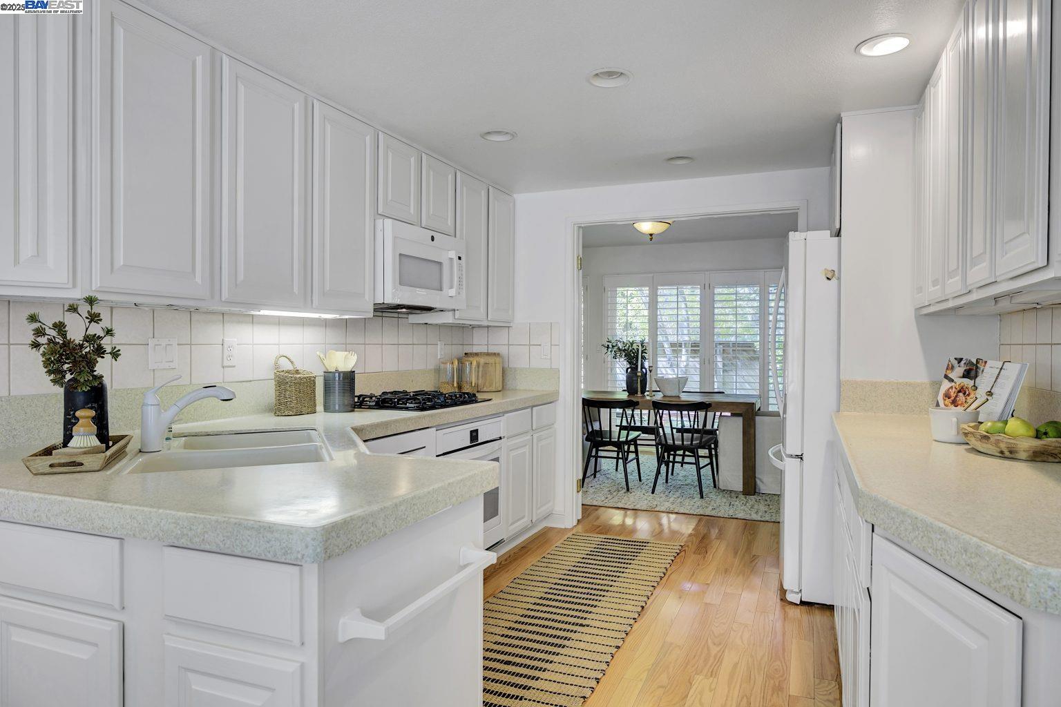 Detail Gallery Image 10 of 47 For 1940 Everidge Ct, Walnut Creek,  CA 94597 - 4 Beds | 2/1 Baths