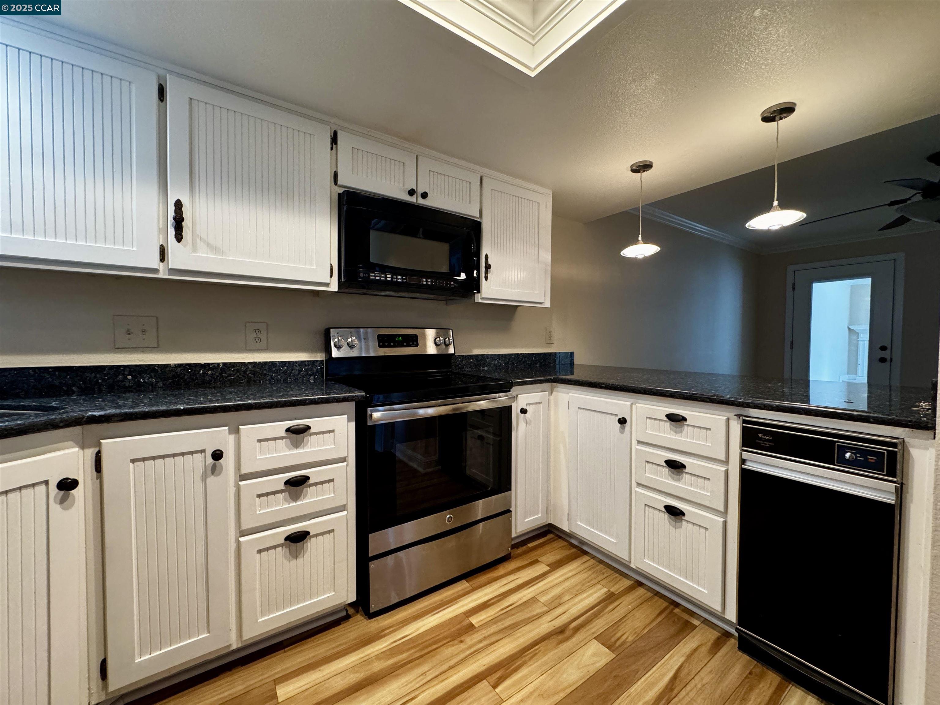 Photo #2: 41109292 Listing 