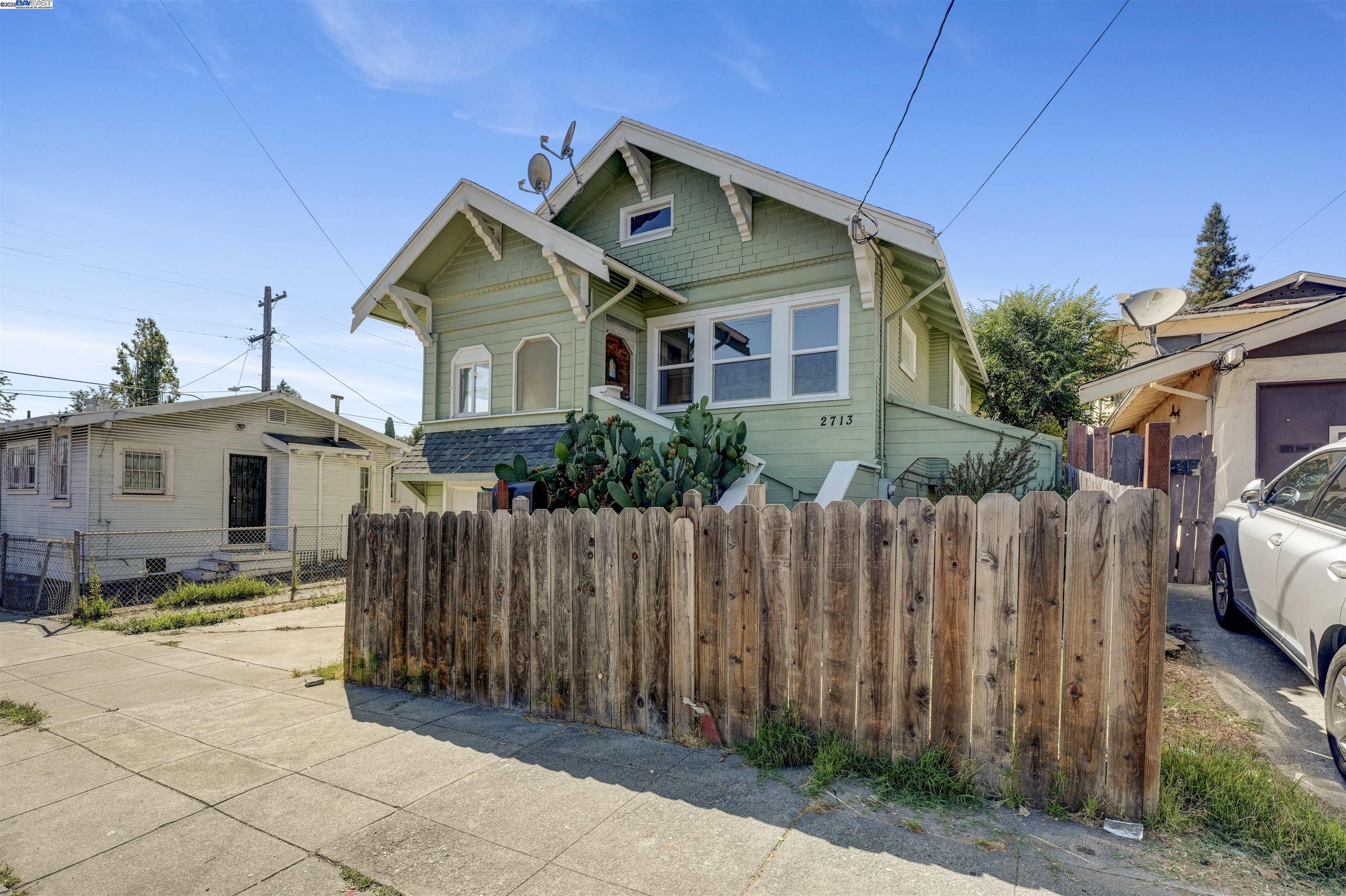 Detail Gallery Image 3 of 60 For 2713 Coolidge Ave, Oakland,  CA 94601 - 3 Beds | 1/1 Baths