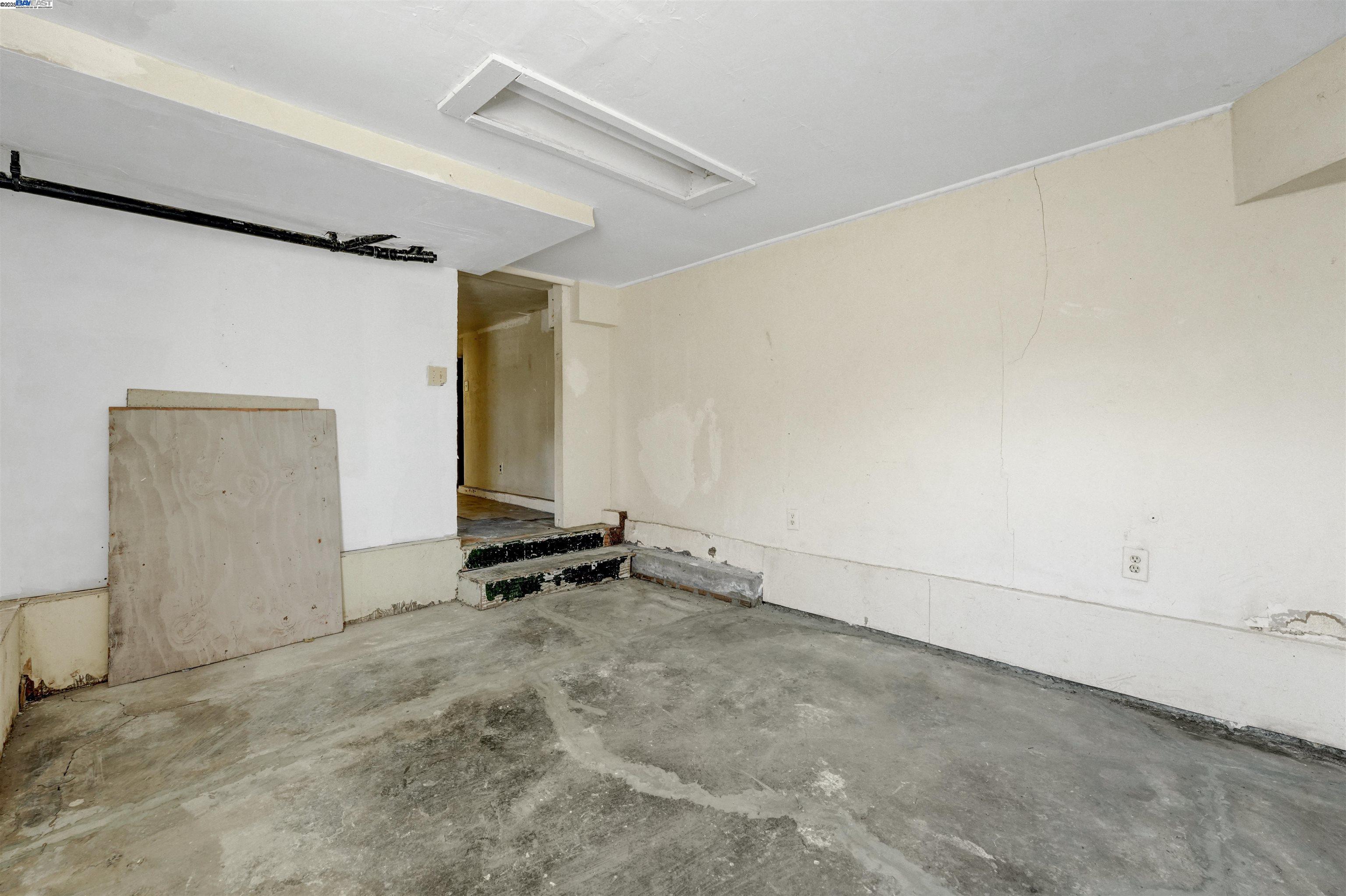 Detail Gallery Image 55 of 60 For 2713 Coolidge Ave, Oakland,  CA 94601 - 3 Beds | 1/1 Baths