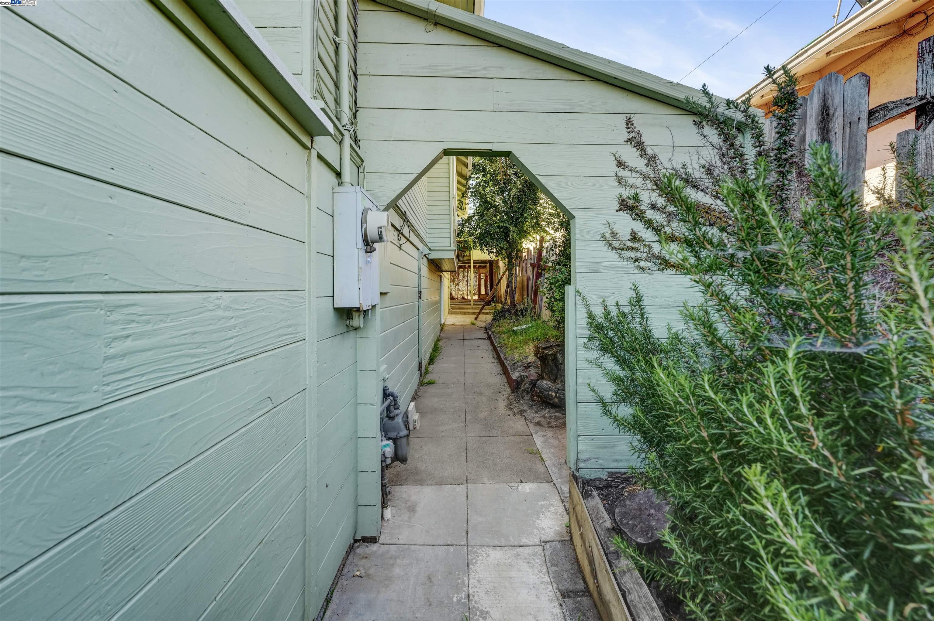 Detail Gallery Image 57 of 60 For 2713 Coolidge Ave, Oakland,  CA 94601 - 3 Beds | 1/1 Baths