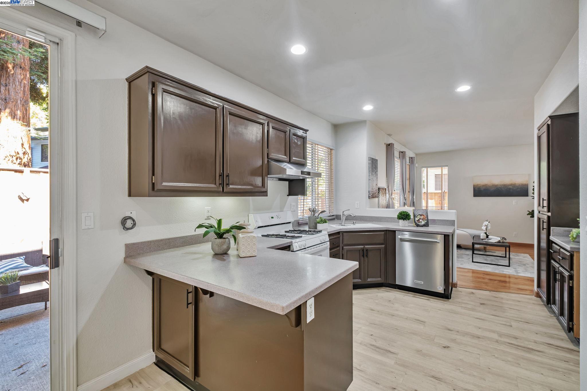 Detail Gallery Image 11 of 52 For 3840 Springfield Cmn, Fremont,  CA 94555 - 4 Beds | 2/1 Baths