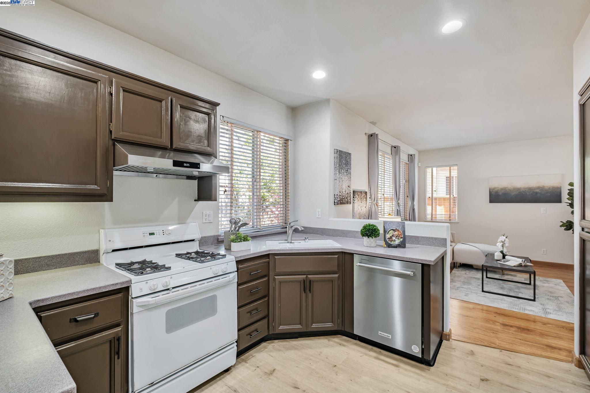 Detail Gallery Image 12 of 52 For 3840 Springfield Cmn, Fremont,  CA 94555 - 4 Beds | 2/1 Baths