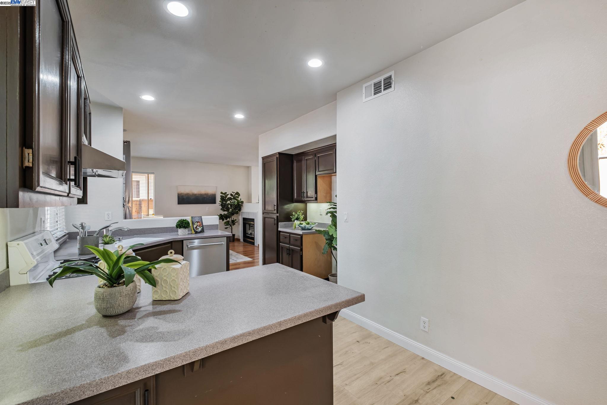 Detail Gallery Image 10 of 52 For 3840 Springfield Cmn, Fremont,  CA 94555 - 4 Beds | 2/1 Baths