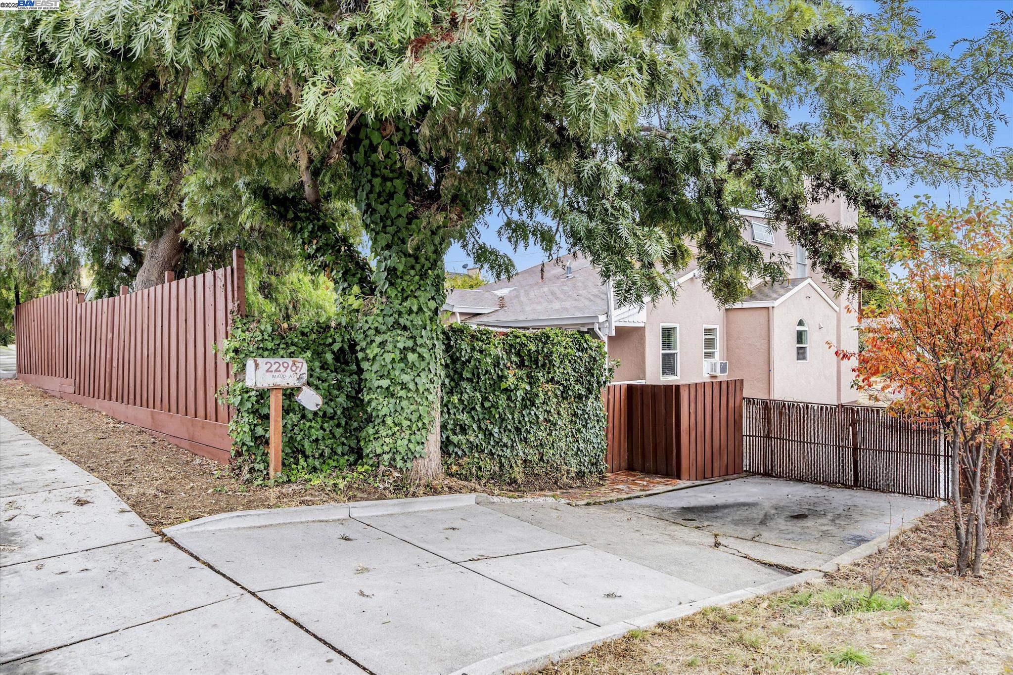 Detail Gallery Image 1 of 23 For 22967 Maud Ave, Hayward,  CA 94541 - 4 Beds | 3 Baths