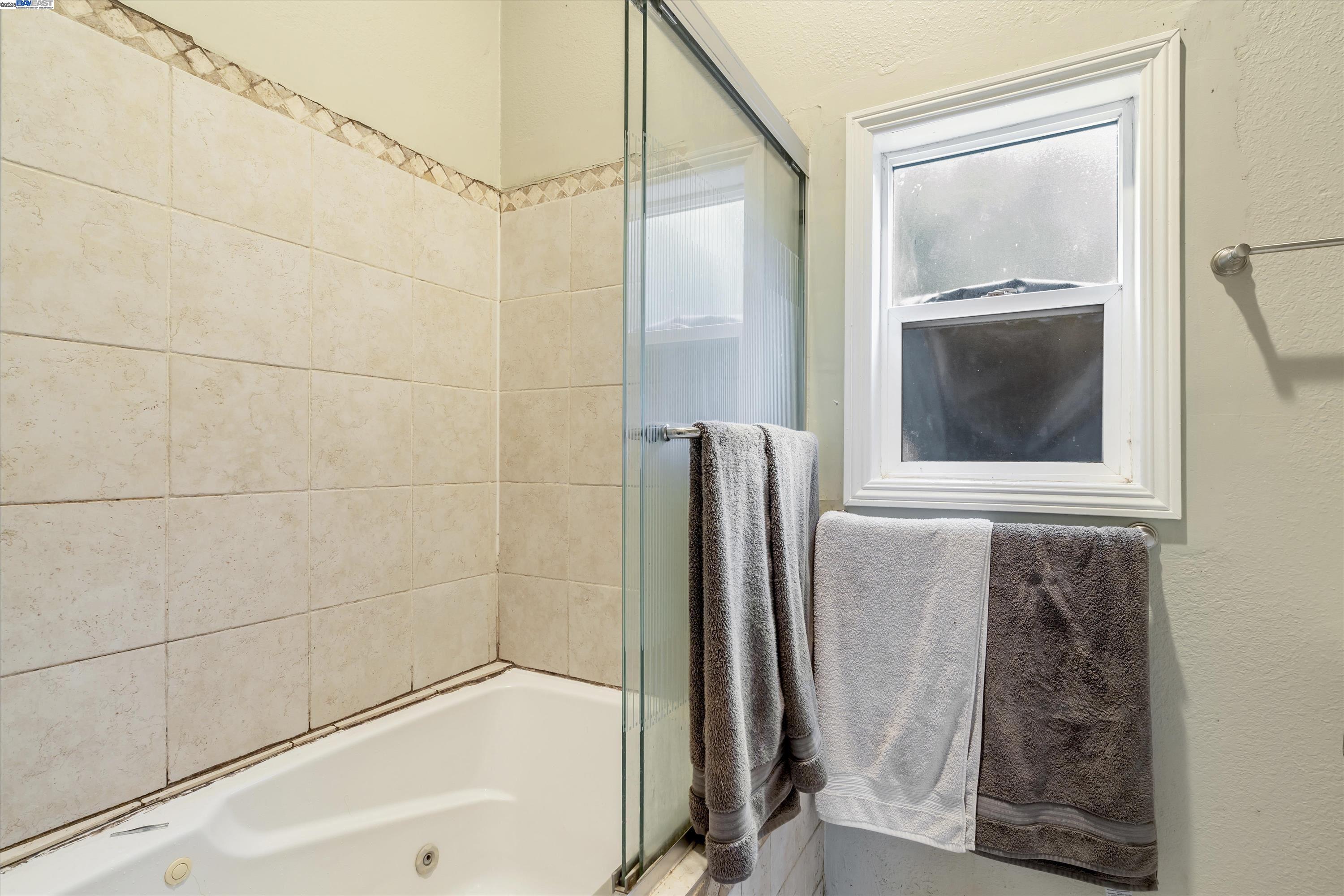 Detail Gallery Image 11 of 23 For 22967 Maud Ave, Hayward,  CA 94541 - 4 Beds | 3 Baths