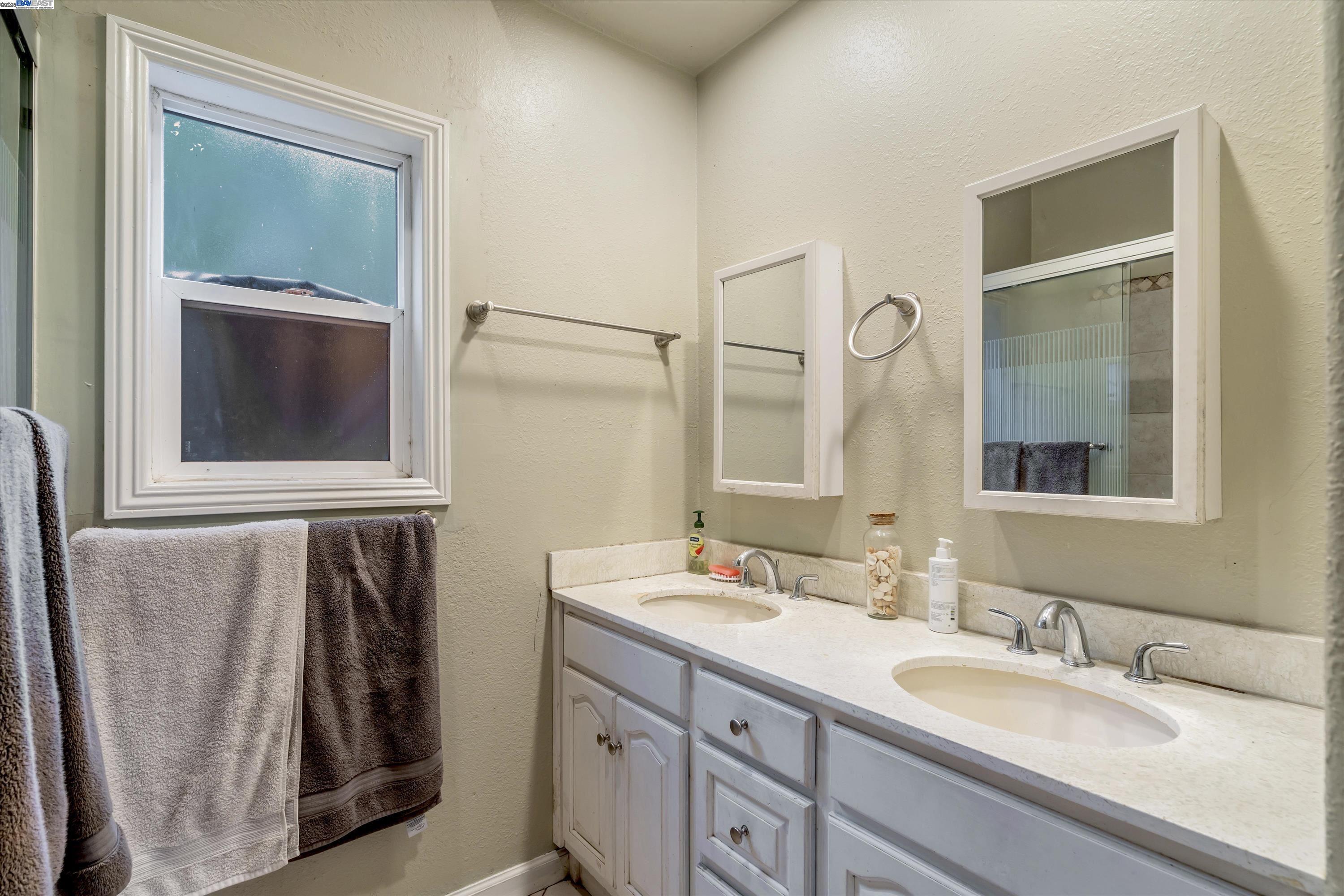 Detail Gallery Image 12 of 23 For 22967 Maud Ave, Hayward,  CA 94541 - 4 Beds | 3 Baths