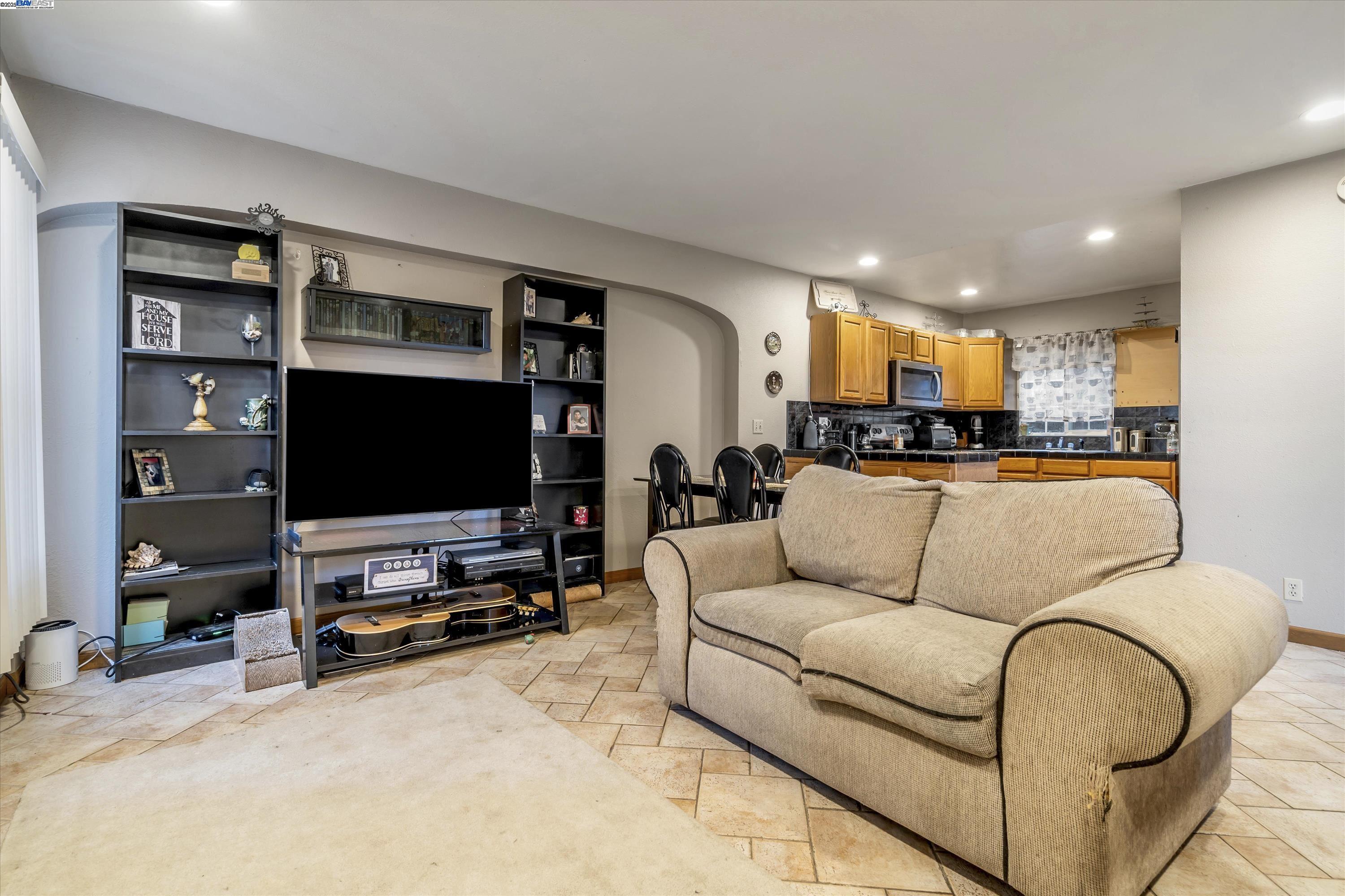 Detail Gallery Image 13 of 23 For 22967 Maud Ave, Hayward,  CA 94541 - 4 Beds | 3 Baths