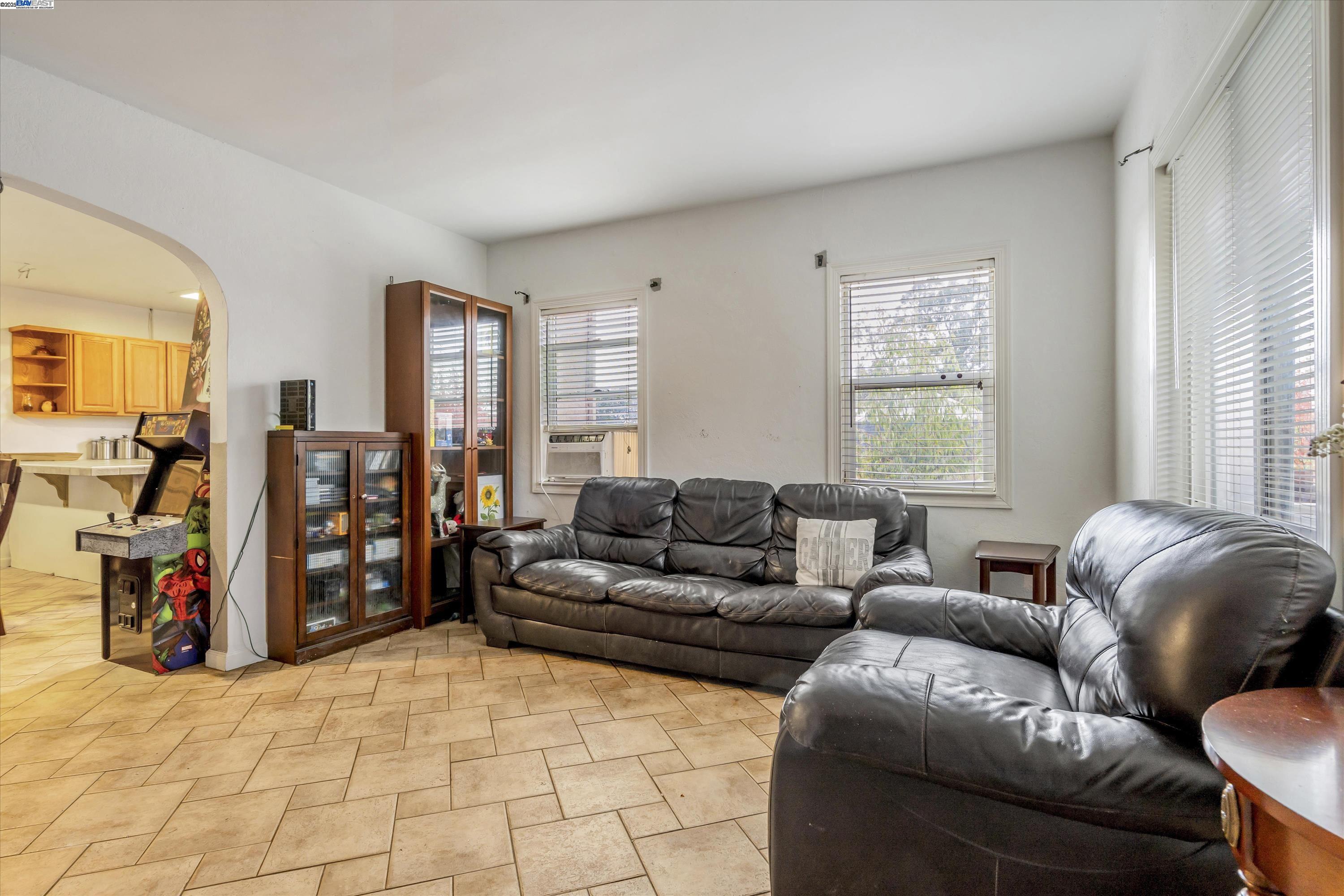 Detail Gallery Image 3 of 23 For 22967 Maud Ave, Hayward,  CA 94541 - 4 Beds | 3 Baths