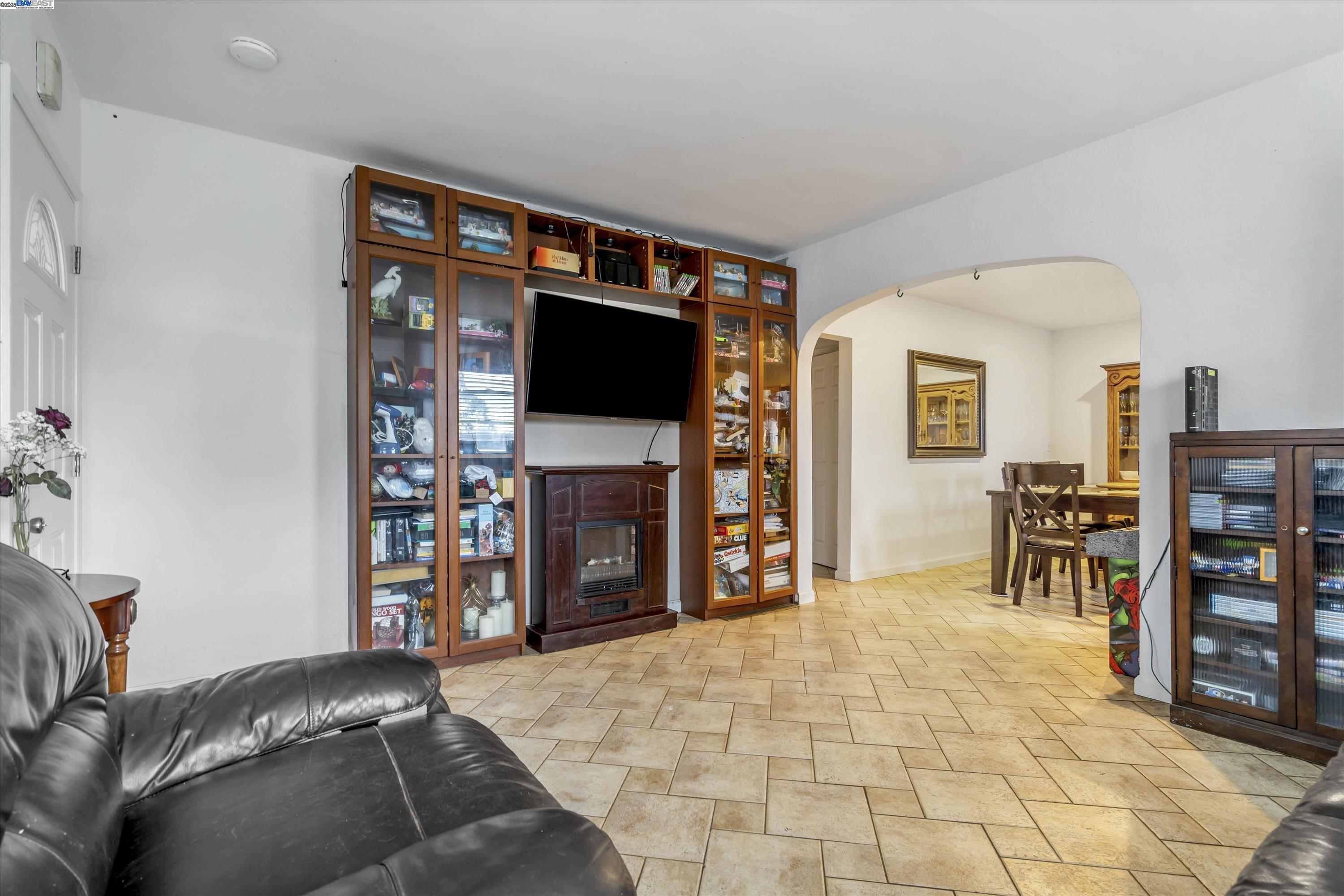 Detail Gallery Image 4 of 23 For 22967 Maud Ave, Hayward,  CA 94541 - 4 Beds | 3 Baths