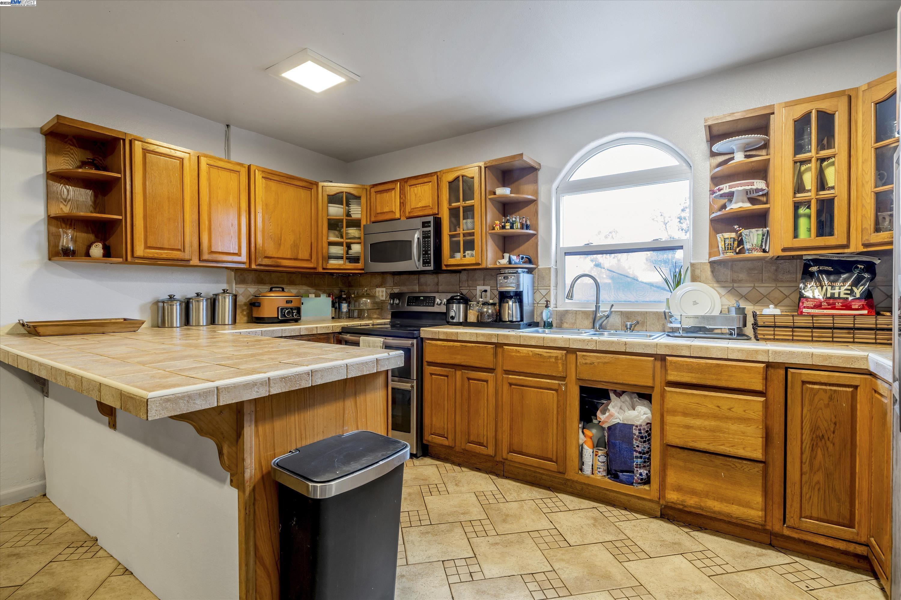 Detail Gallery Image 6 of 23 For 22967 Maud Ave, Hayward,  CA 94541 - 4 Beds | 3 Baths
