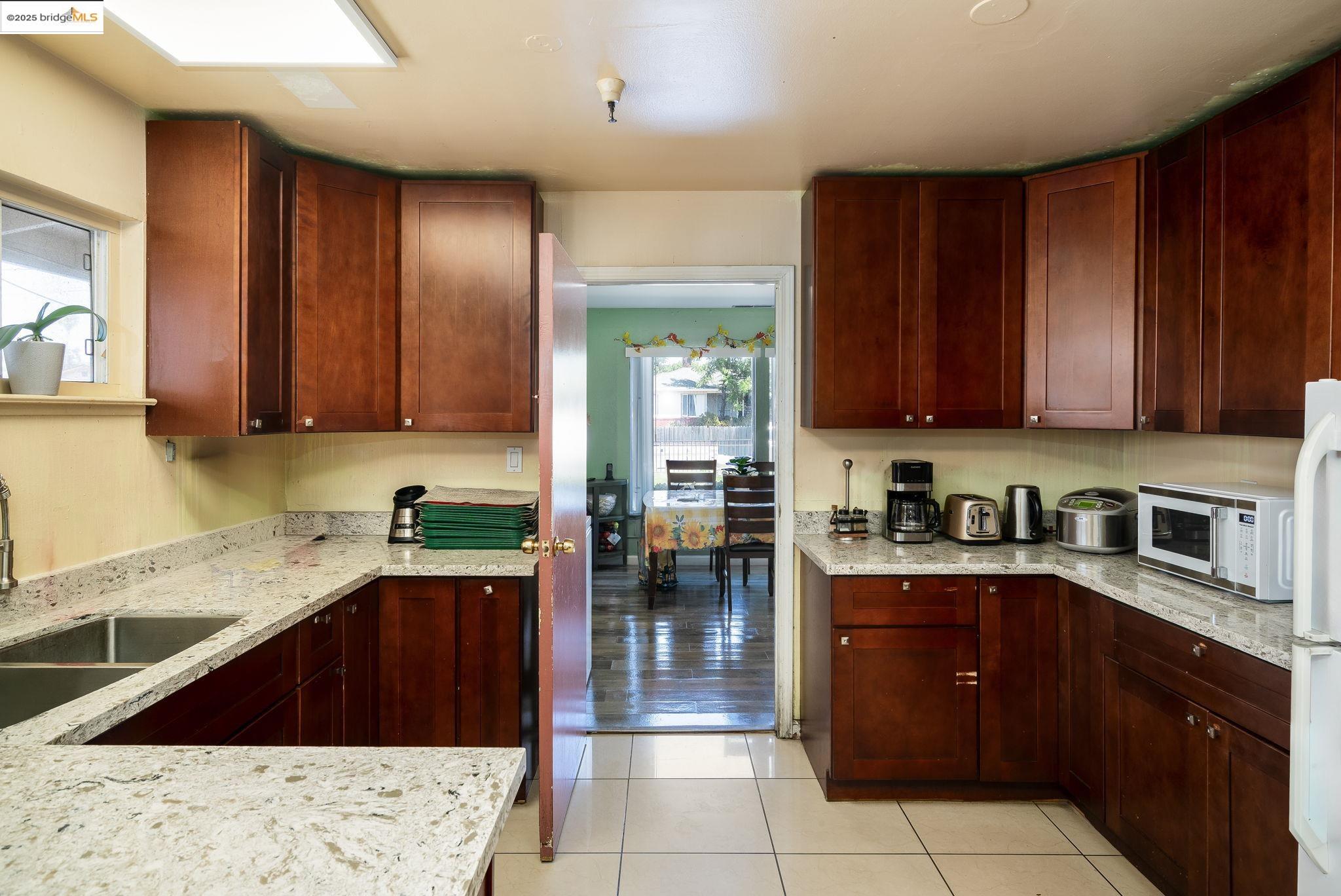 Detail Gallery Image 9 of 50 For 18905 Standish Ave, Hayward,  CA 94541 - – Beds | – Baths