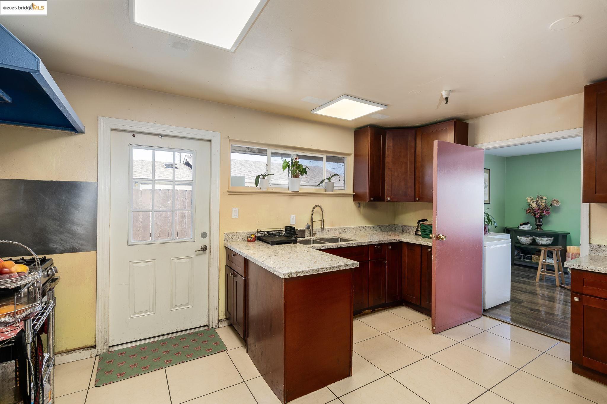 Detail Gallery Image 10 of 50 For 18905 Standish Ave, Hayward,  CA 94541 - – Beds | – Baths