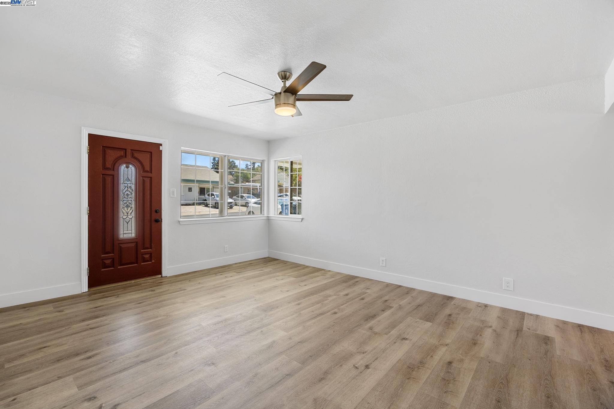 Detail Gallery Image 5 of 18 For 4260 Irene Drive, Martinez,  CA 94553 - 3 Beds | 1 Baths