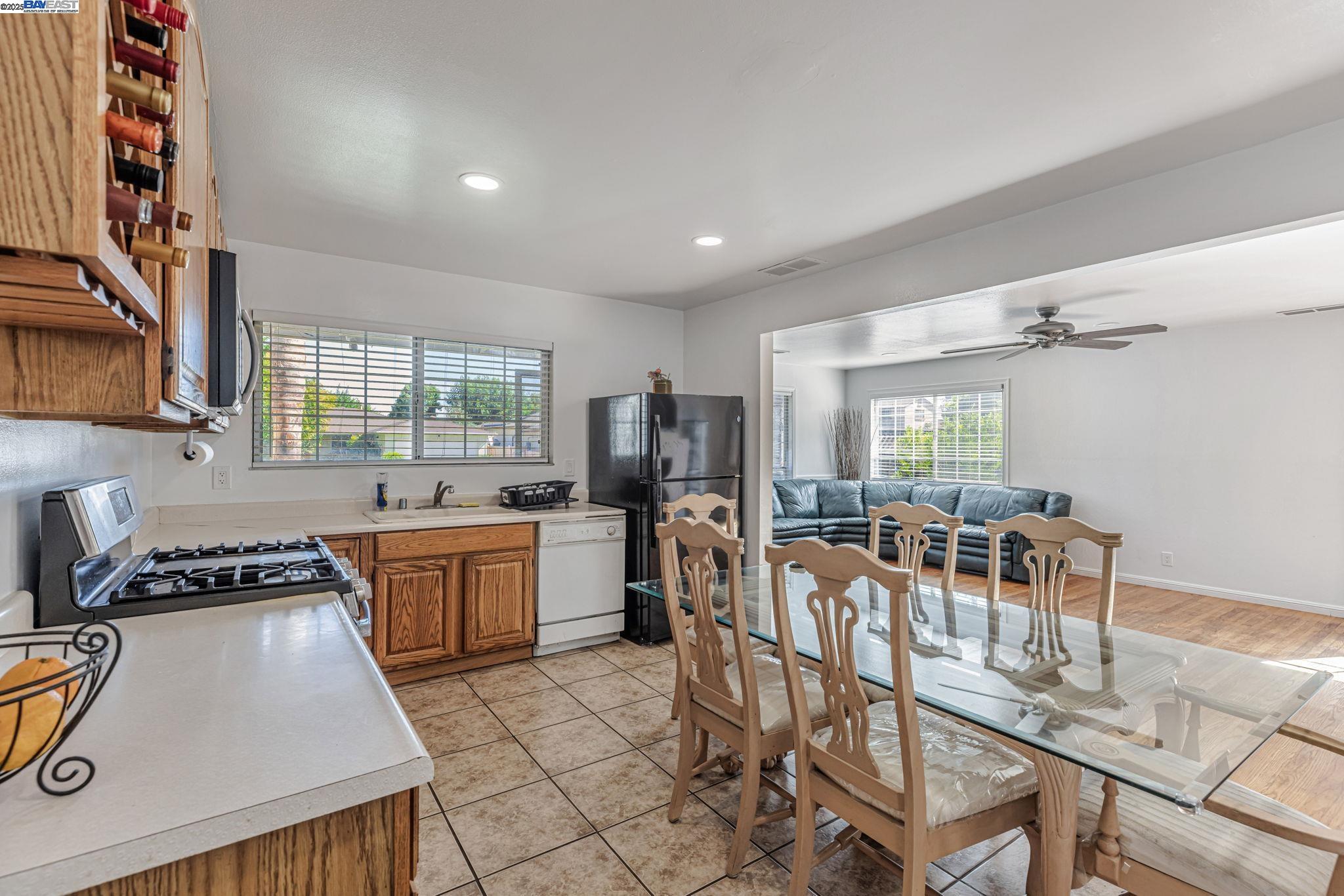 Detail Gallery Image 4 of 11 For 1027 Redondo Way, Livermore,  CA 94550 - 3 Beds | 2 Baths