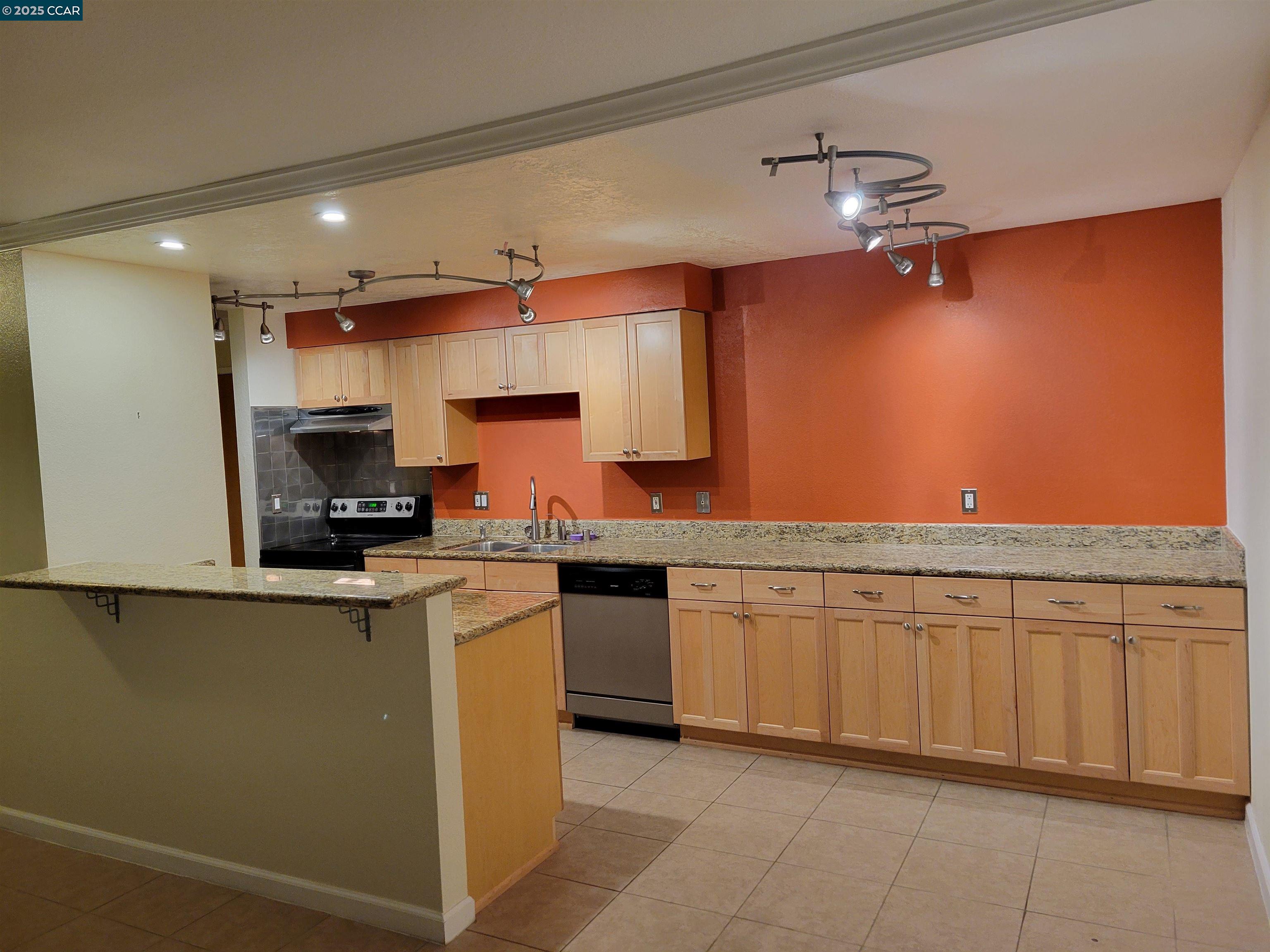 Detail Gallery Image 3 of 17 For 590 El Dorado #109,  Oakland,  CA 94611 - 1 Beds | 1 Baths