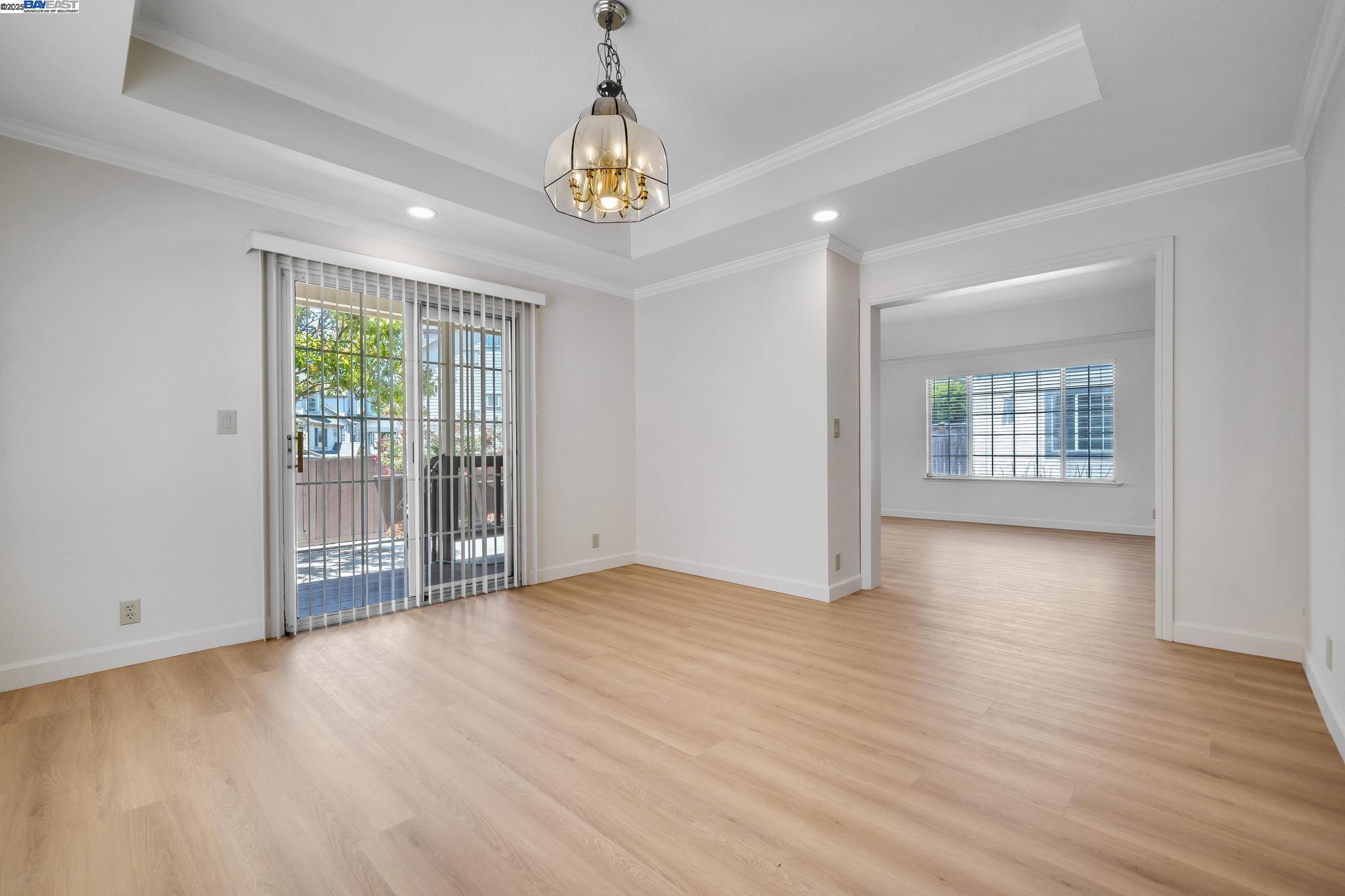 Detail Gallery Image 11 of 40 For 125 Chestnut Ave #2,  –,  CA 94080 - 4 Beds | 2/1 Baths