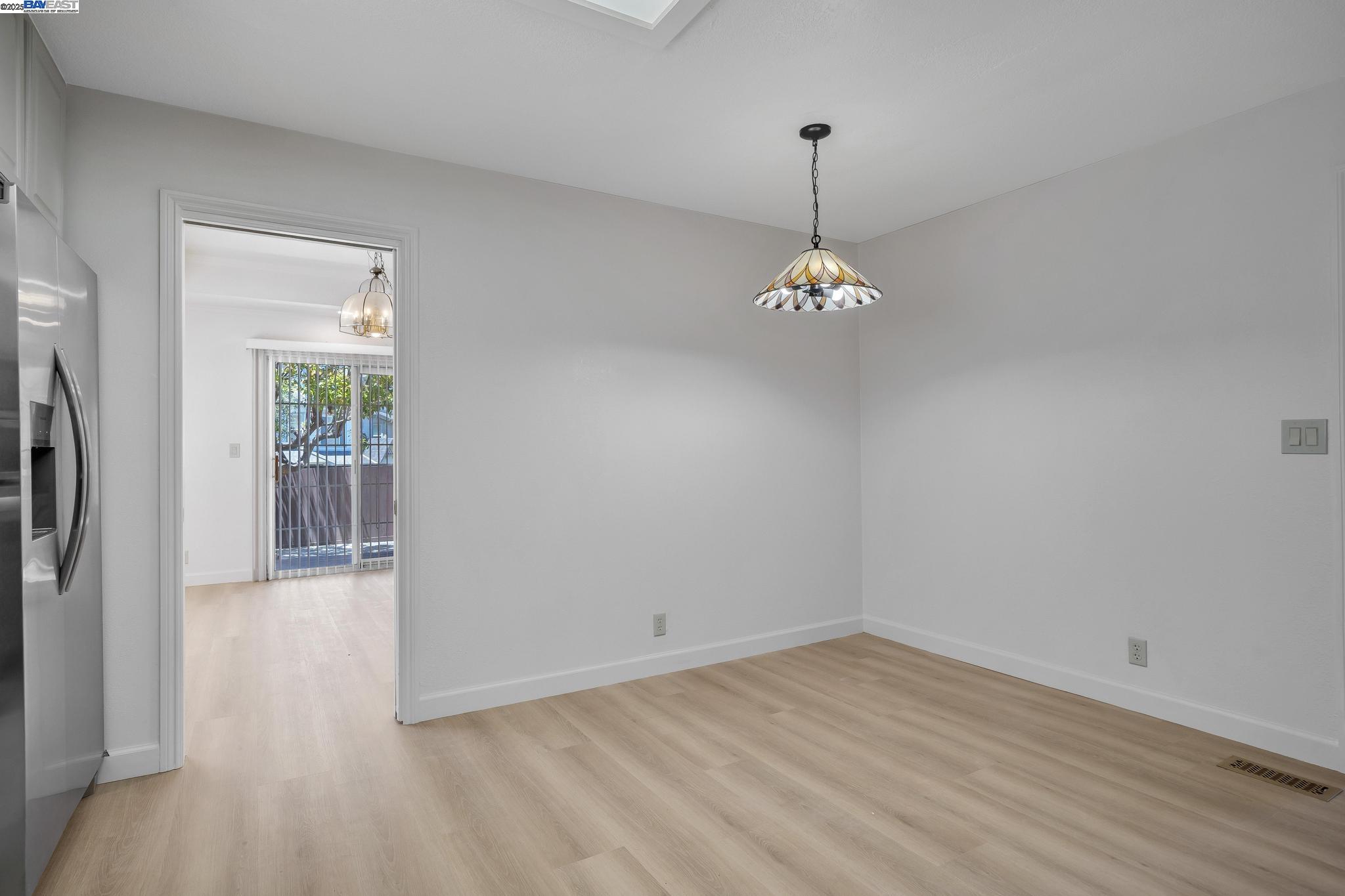 Detail Gallery Image 12 of 40 For 125 Chestnut Ave #2,  –,  CA 94080 - 4 Beds | 2/1 Baths