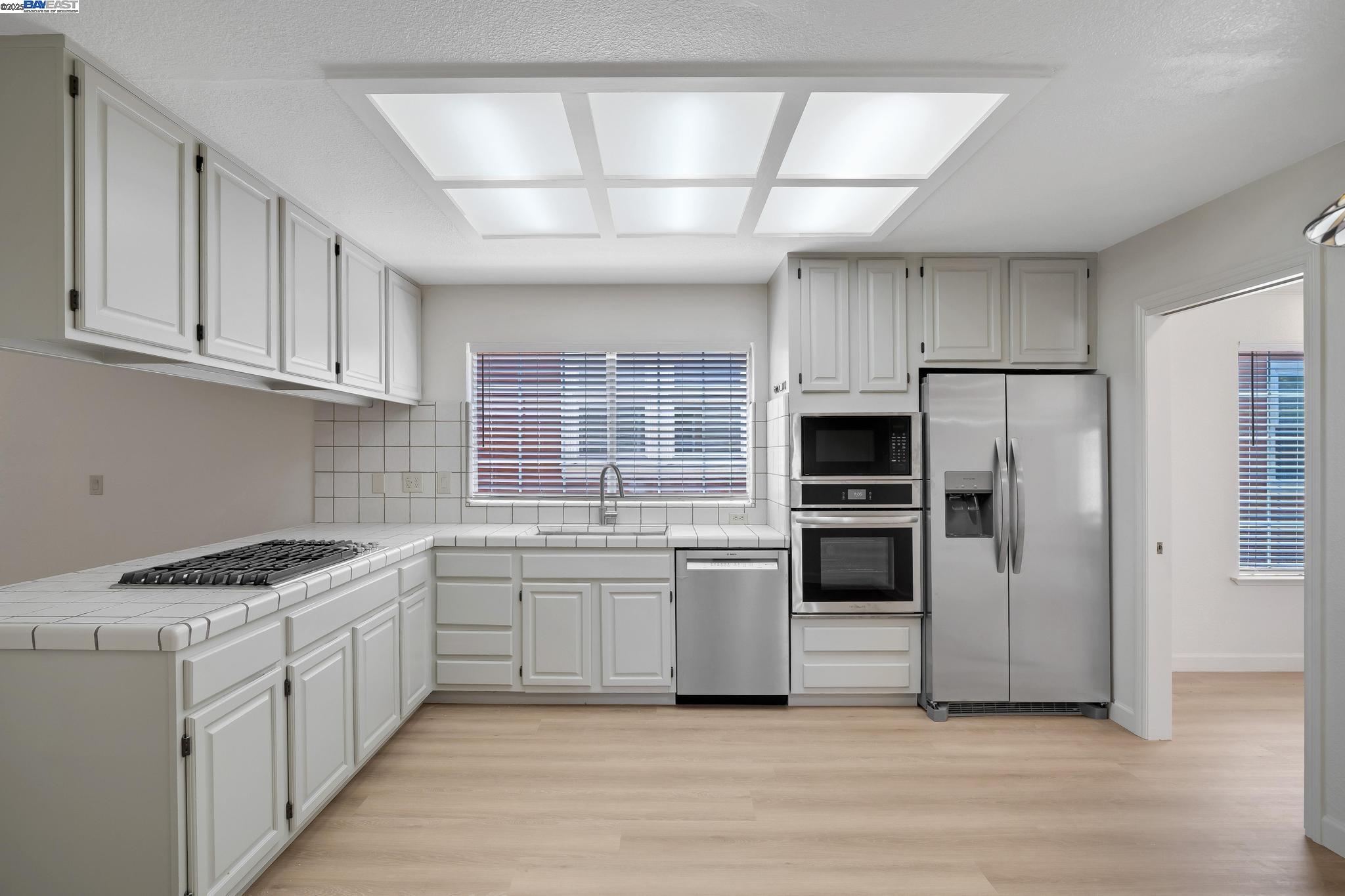 Detail Gallery Image 13 of 40 For 125 Chestnut Ave #2,  –,  CA 94080 - 4 Beds | 2/1 Baths