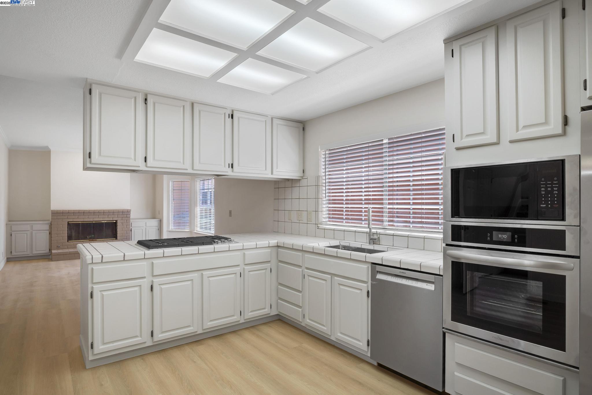 Detail Gallery Image 14 of 40 For 125 Chestnut Ave #2,  –,  CA 94080 - 4 Beds | 2/1 Baths