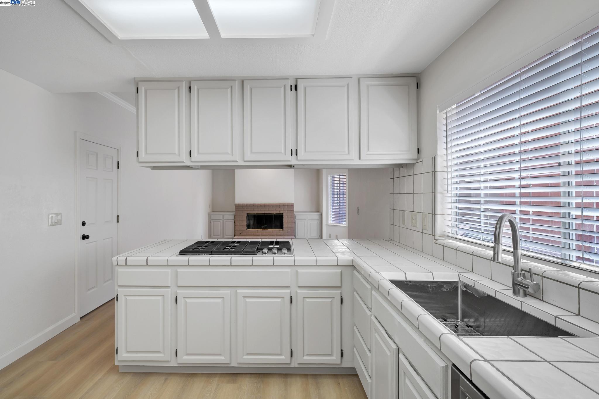 Detail Gallery Image 15 of 40 For 125 Chestnut Ave #2,  –,  CA 94080 - 4 Beds | 2/1 Baths