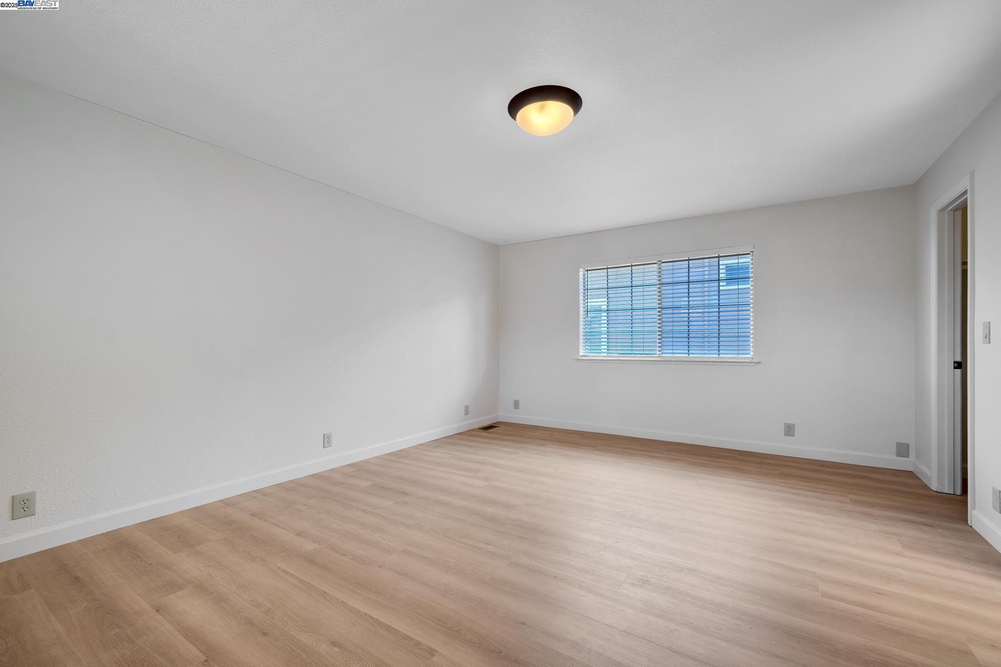 Detail Gallery Image 20 of 40 For 125 Chestnut Ave #2,  –,  CA 94080 - 4 Beds | 2/1 Baths