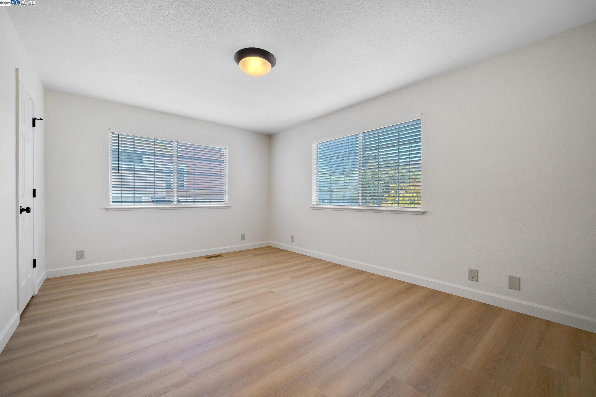 Detail Gallery Image 28 of 40 For 125 Chestnut Ave #2,  –,  CA 94080 - 4 Beds | 2/1 Baths