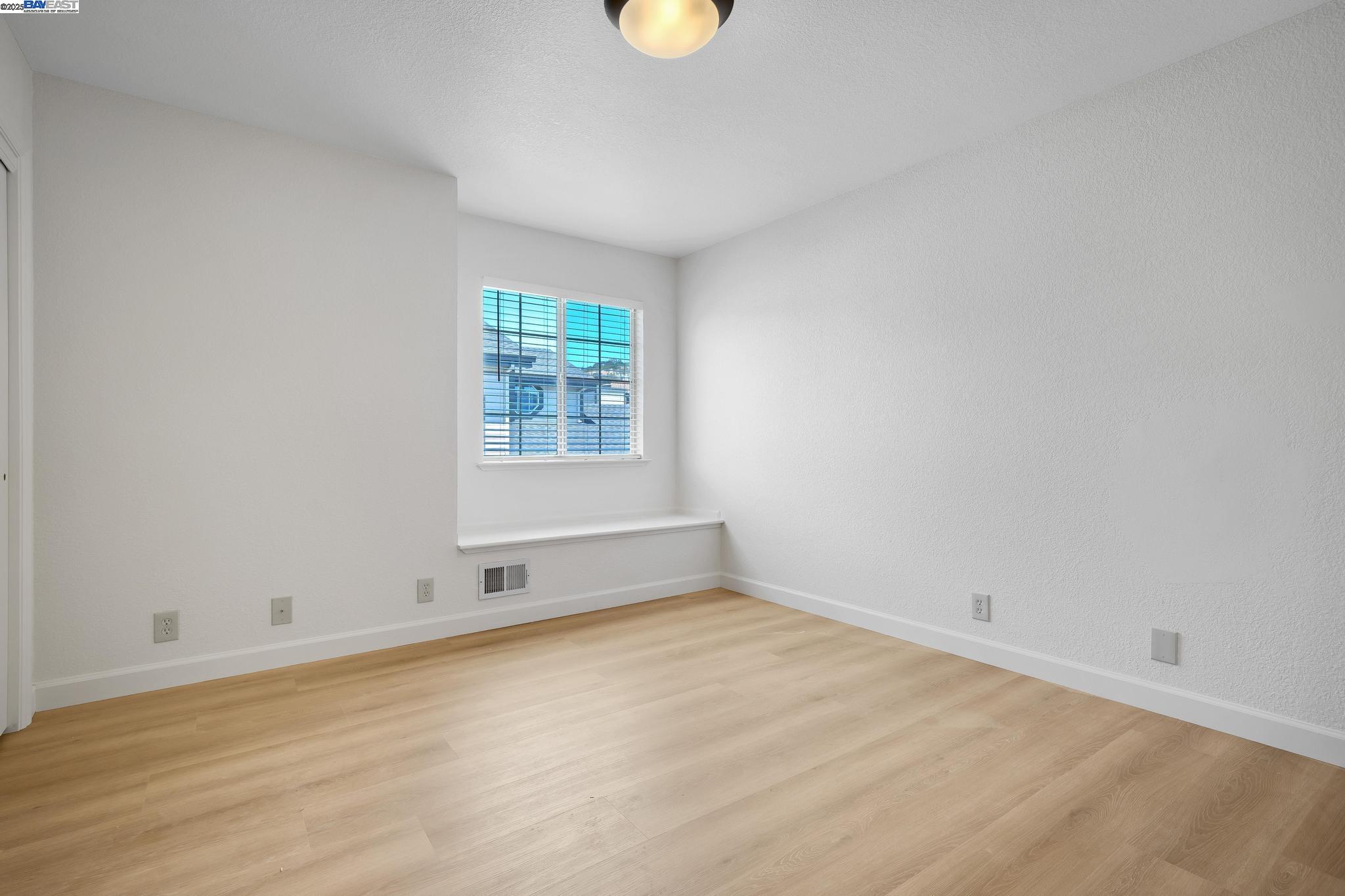 Detail Gallery Image 32 of 40 For 125 Chestnut Ave #2,  –,  CA 94080 - 4 Beds | 2/1 Baths