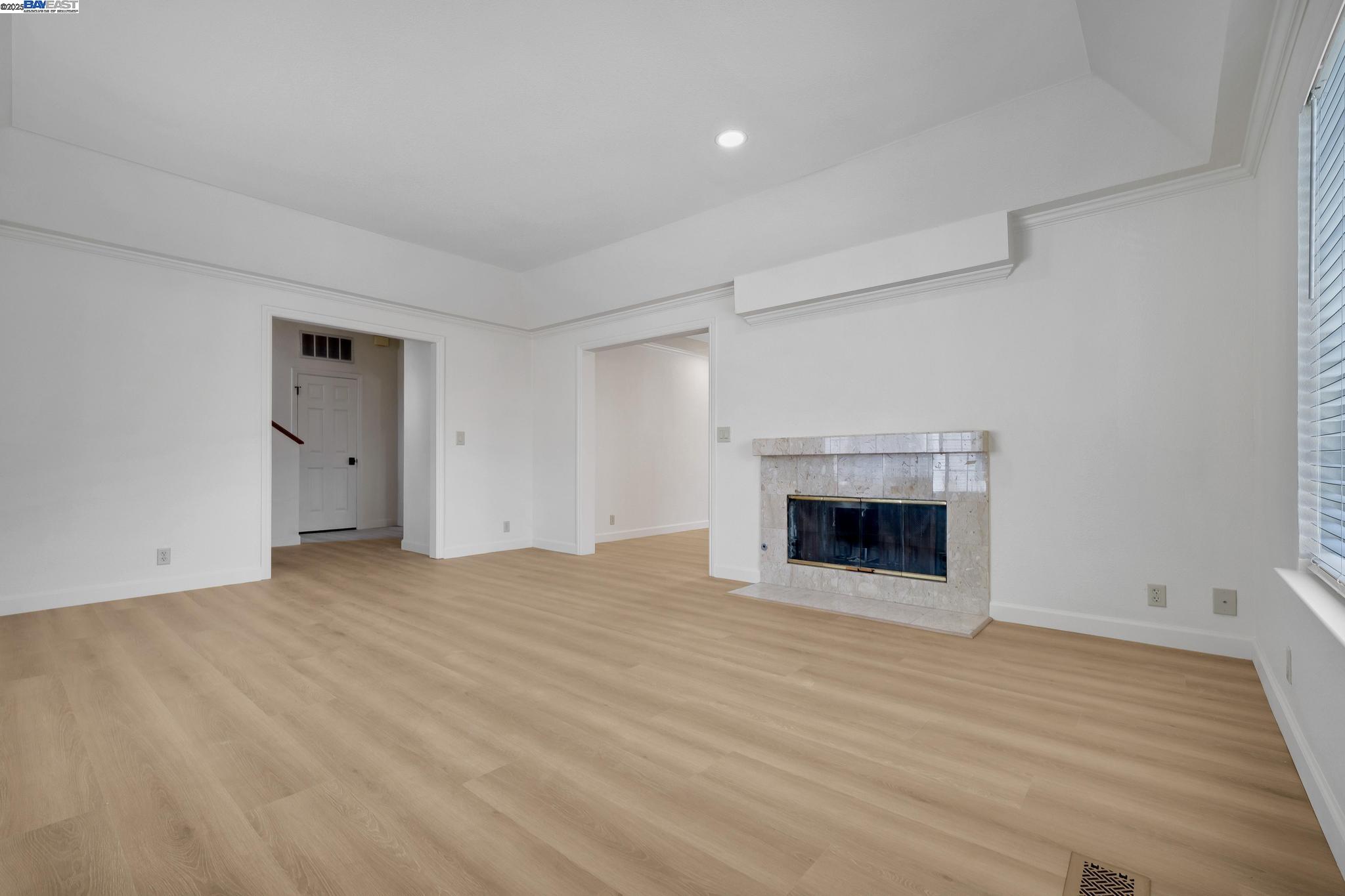 Detail Gallery Image 7 of 40 For 125 Chestnut Ave #2,  –,  CA 94080 - 4 Beds | 2/1 Baths