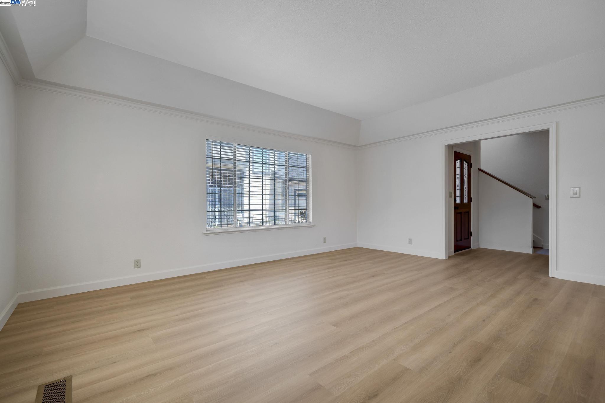 Detail Gallery Image 8 of 40 For 125 Chestnut Ave #2,  –,  CA 94080 - 4 Beds | 2/1 Baths