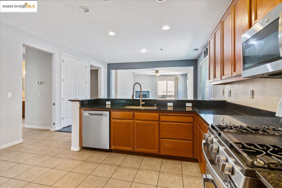 Detail Gallery Image 12 of 29 For 44 Vallarta Ct, Bay Point,  CA 94565 - 3 Beds | 2 Baths