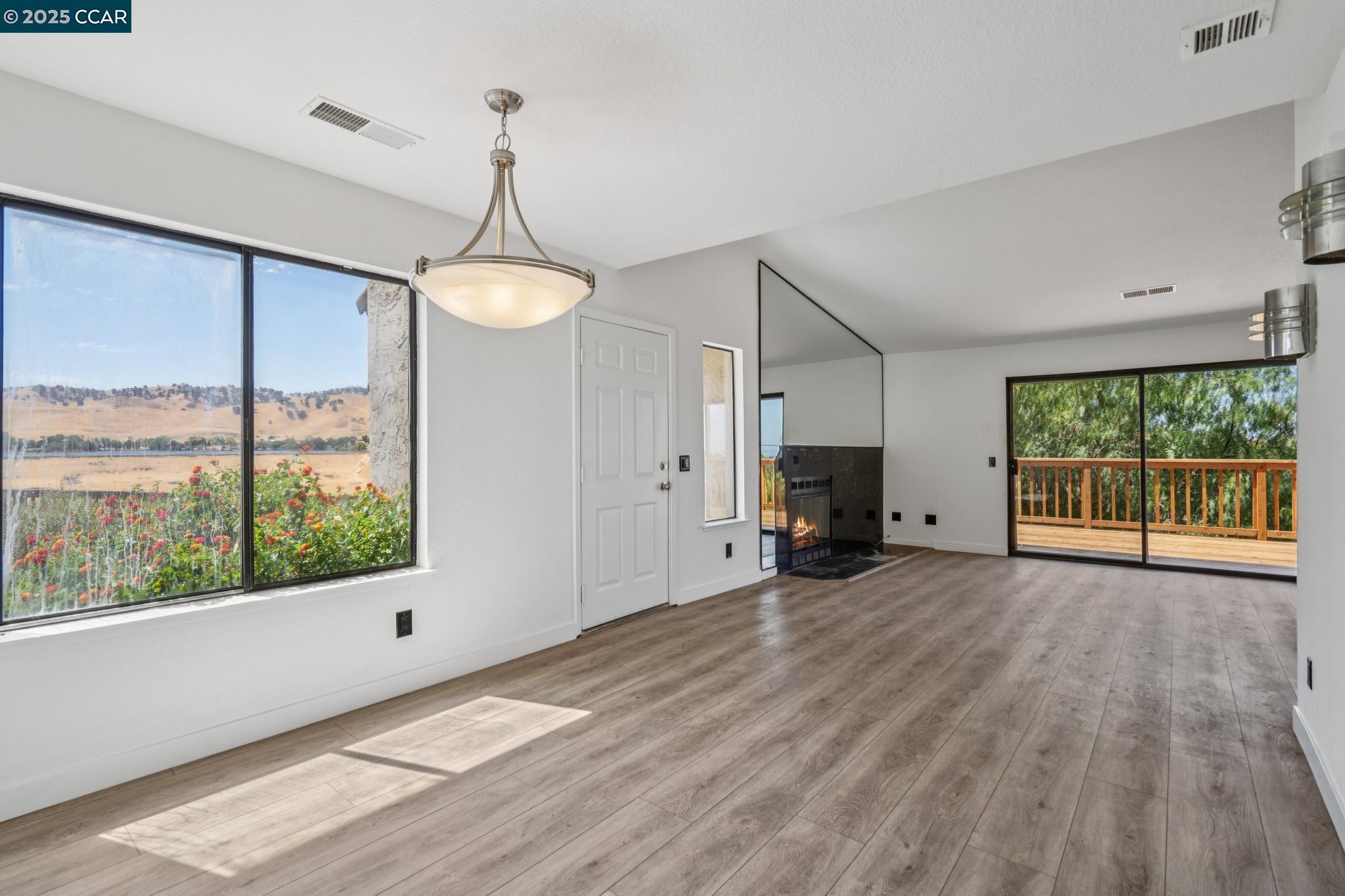 Detail Gallery Image 5 of 23 For 3513 Stone Pl, Antioch,  CA 94509 - 2 Beds | 2 Baths
