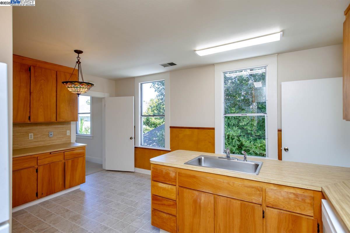 Detail Gallery Image 17 of 60 For 920 Centennial Ave, Alameda,  CA 94501 - 6 Beds | 2/1 Baths