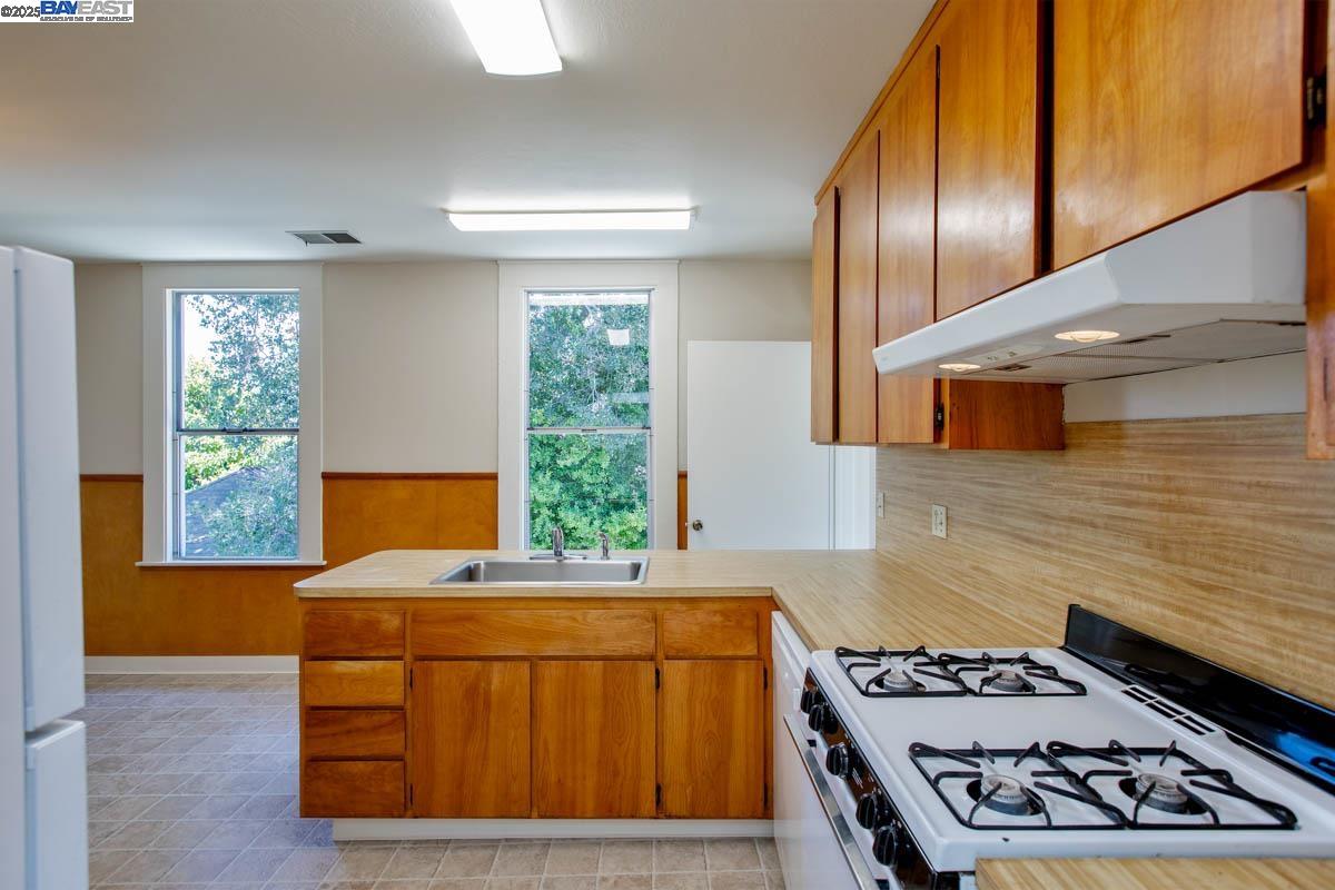 Detail Gallery Image 18 of 60 For 920 Centennial Ave, Alameda,  CA 94501 - 6 Beds | 2/1 Baths