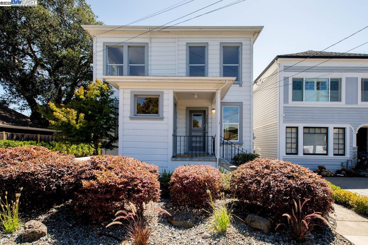 Detail Gallery Image 3 of 60 For 920 Centennial Ave, Alameda,  CA 94501 - 6 Beds | 2/1 Baths