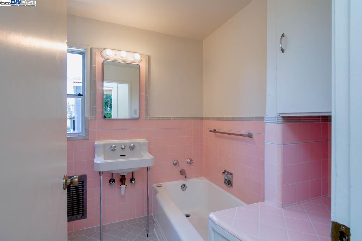 Detail Gallery Image 30 of 60 For 920 Centennial Ave, Alameda,  CA 94501 - 6 Beds | 2/1 Baths