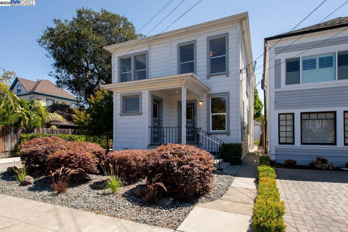 Detail Gallery Image 4 of 60 For 920 Centennial Ave, Alameda,  CA 94501 - 6 Beds | 2/1 Baths