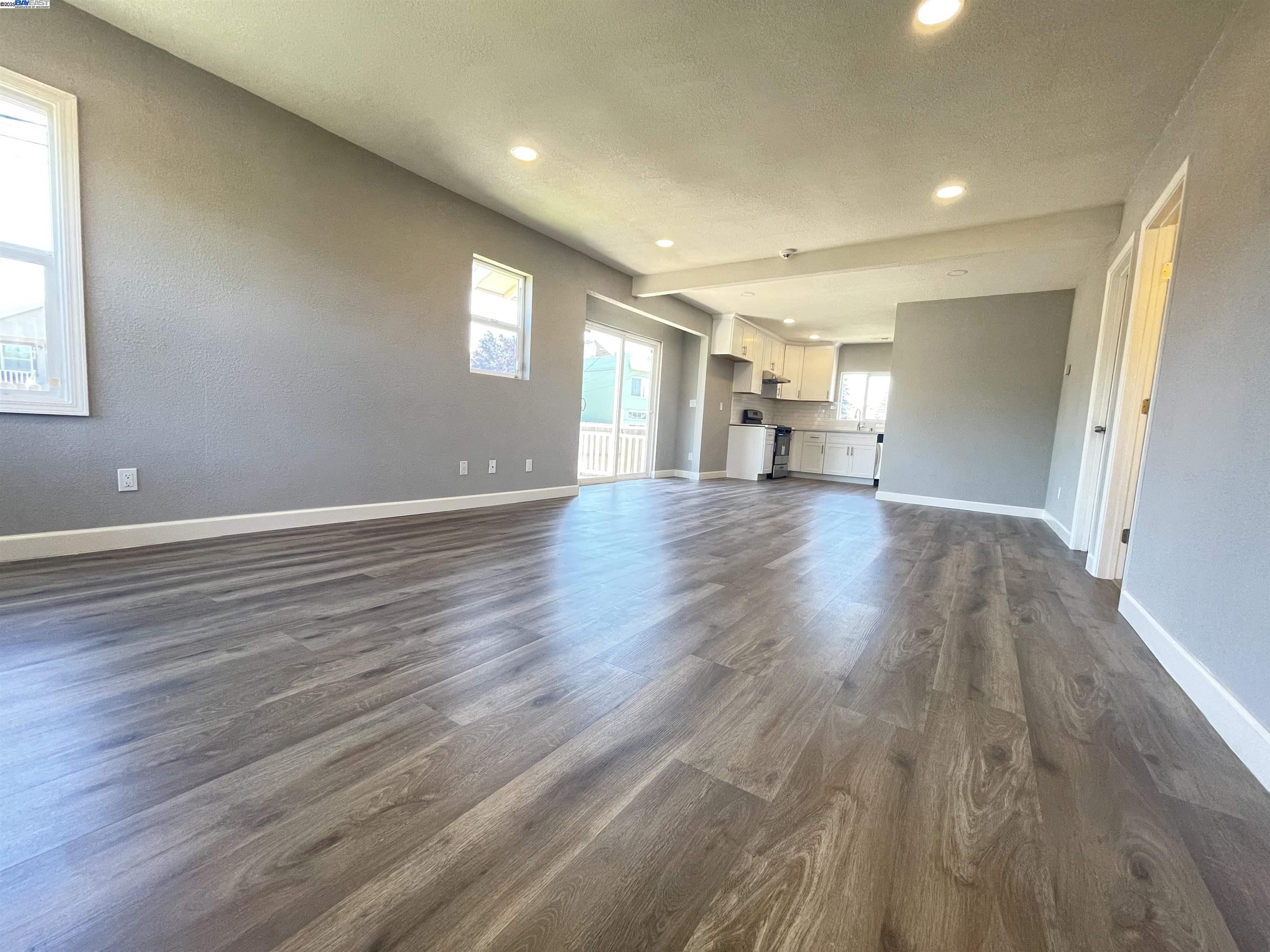 Detail Gallery Image 2 of 14 For 5483 Wadean Pl, Oakland,  CA 94601 - 3 Beds | 2 Baths