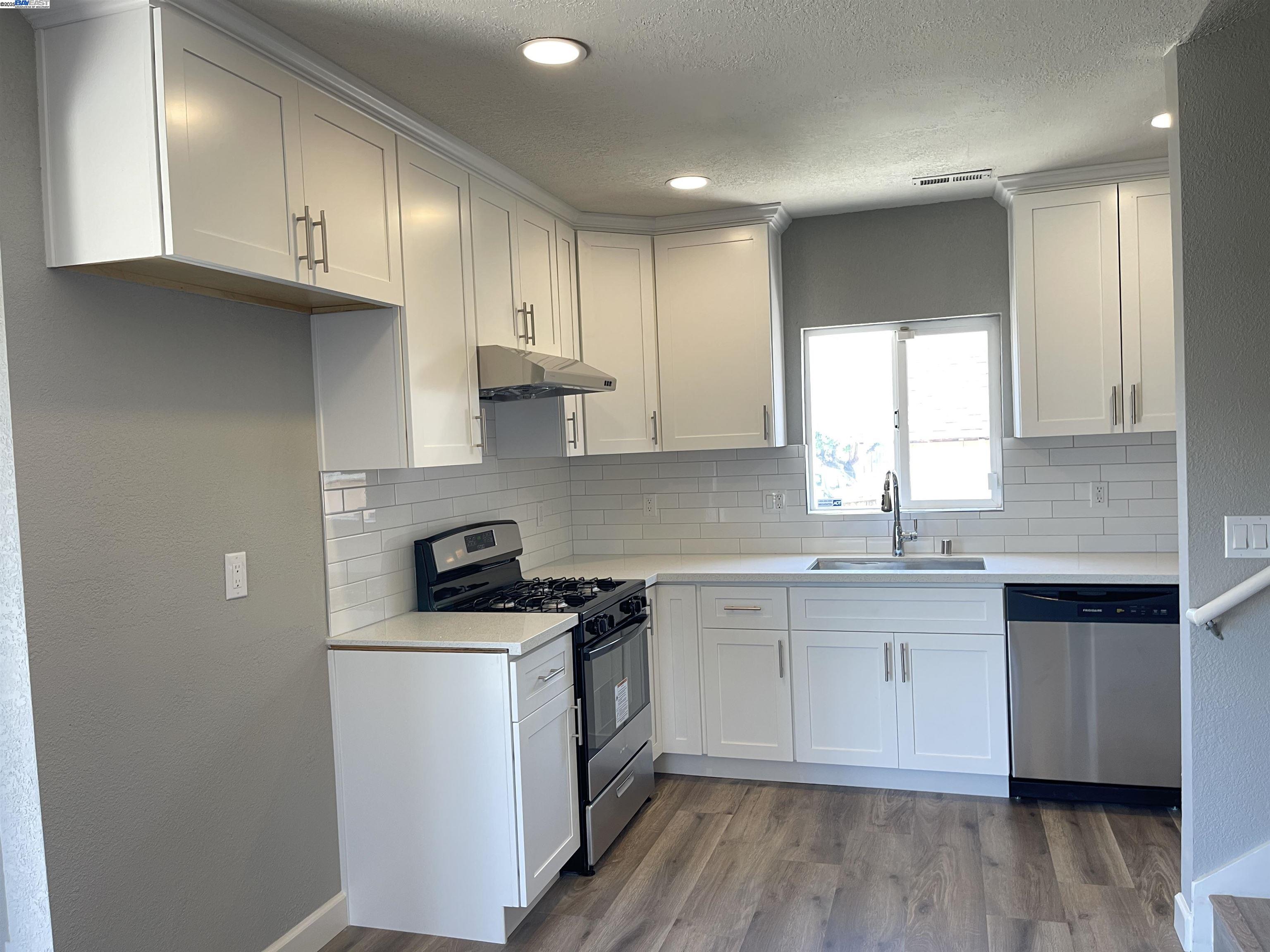 Detail Gallery Image 3 of 14 For 5483 Wadean Pl, Oakland,  CA 94601 - 3 Beds | 2 Baths